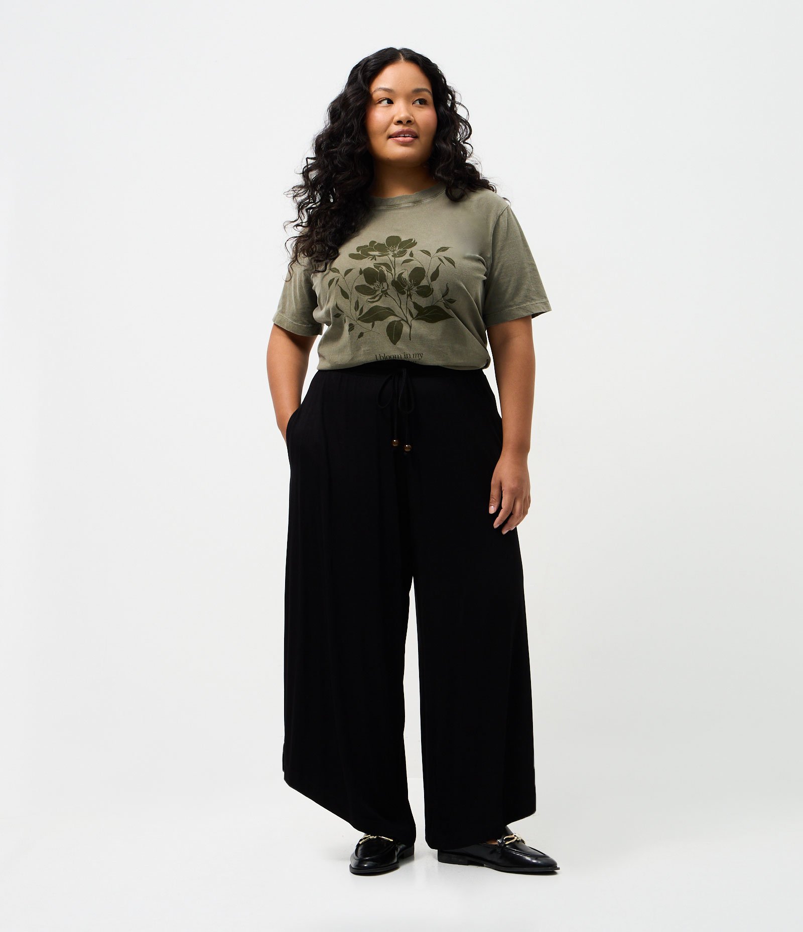 Calça Pantacourt em Viscose com Barra Assimétrica Curve & Plus Size Preto 1