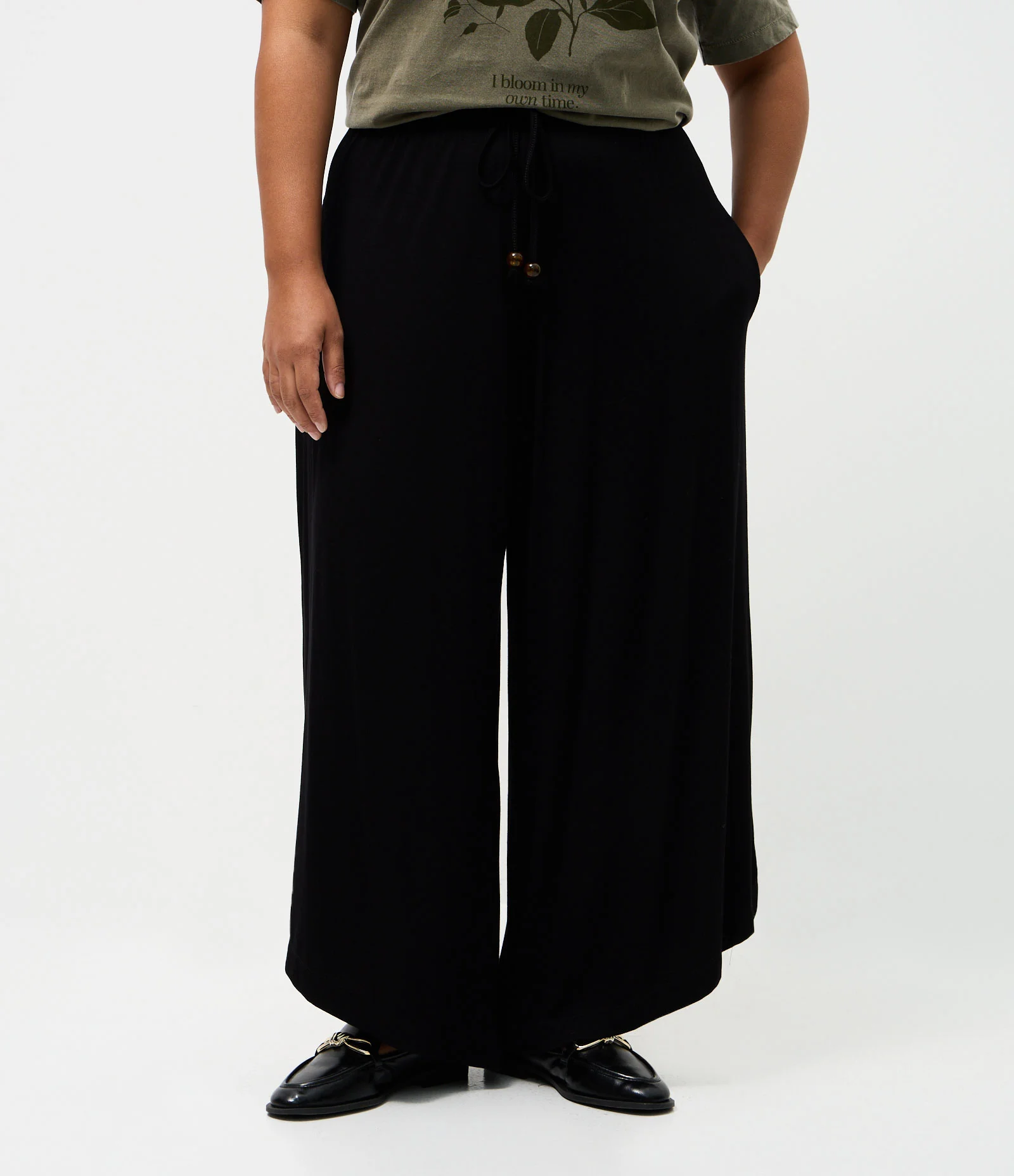 Calça Pantacourt em Viscose com Barra Assimétrica Curve & Plus Size Preto 2
