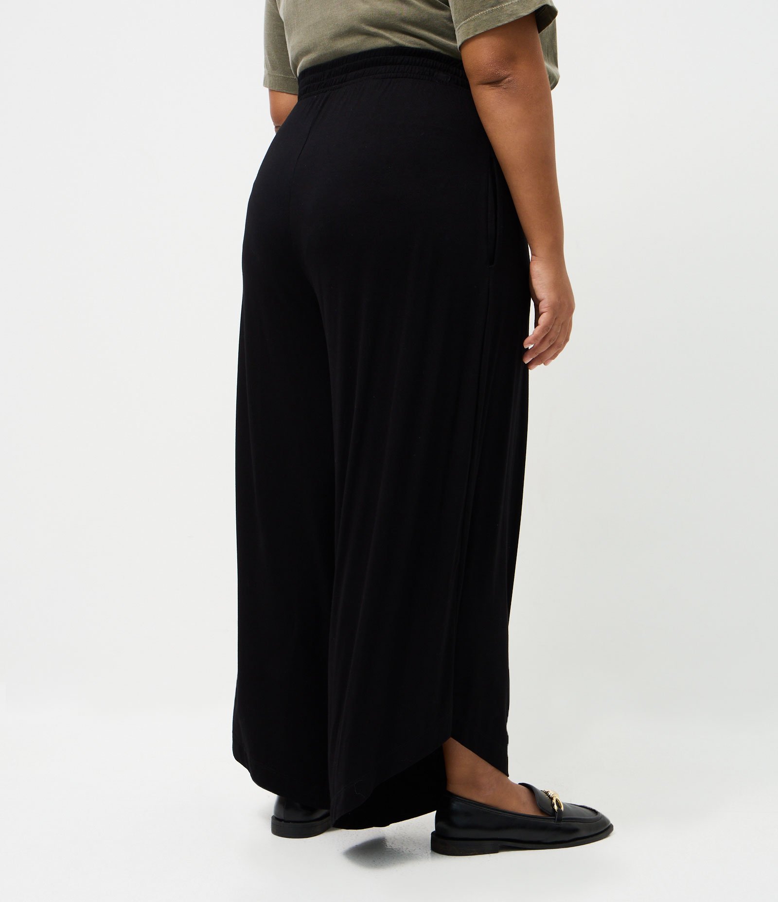 Calça Pantacourt em Viscose com Barra Assimétrica Curve & Plus Size Preto 4