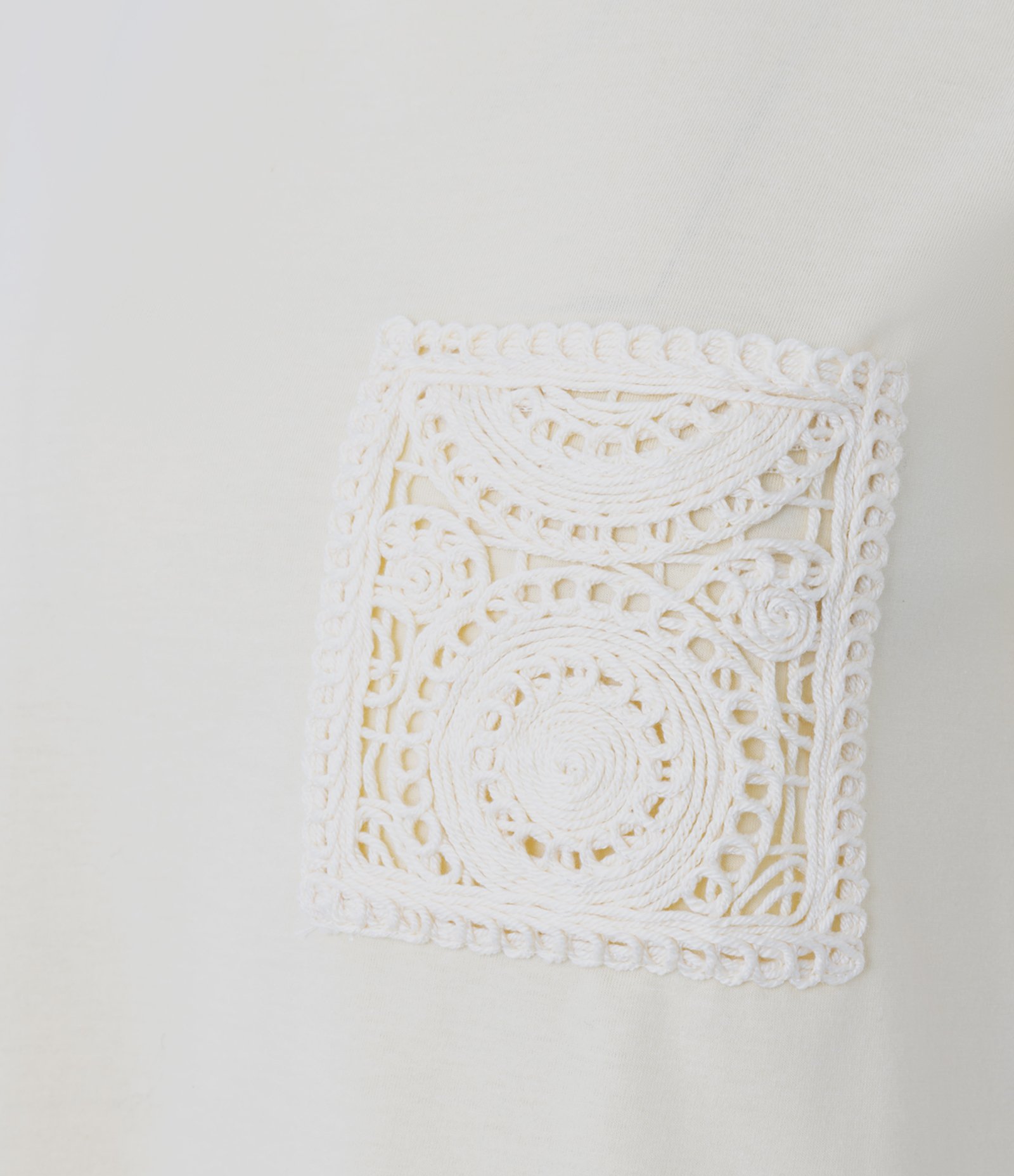 Camiseta Manga Curta em Algodão com Bolso Rendado Bege 2