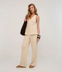 Calça Reta em Tricô de Malha Texturizada com Ponto Diferenciado