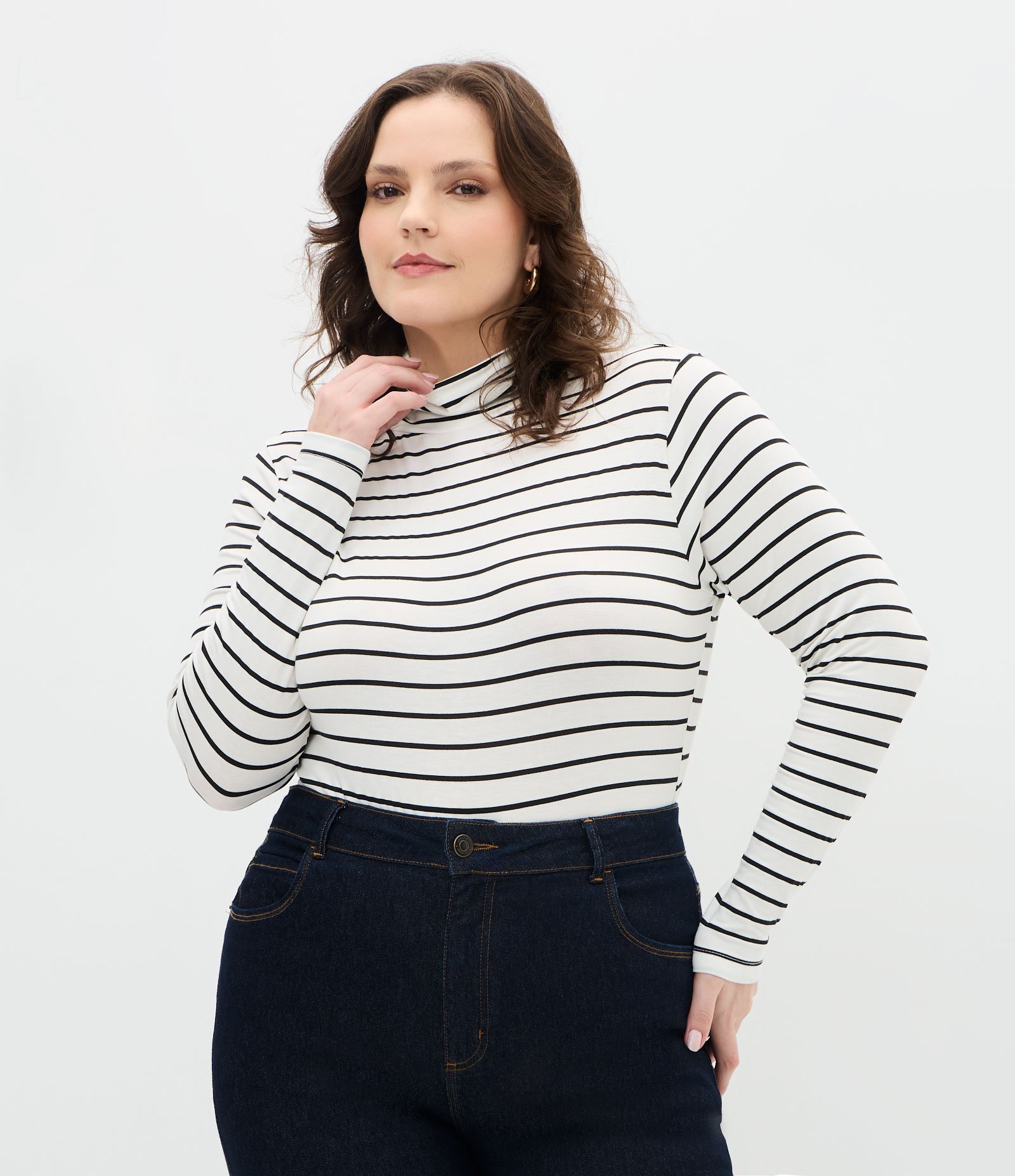 Blusa em Viscolycra com Gola Alta Curve & Plus Size Off White 1