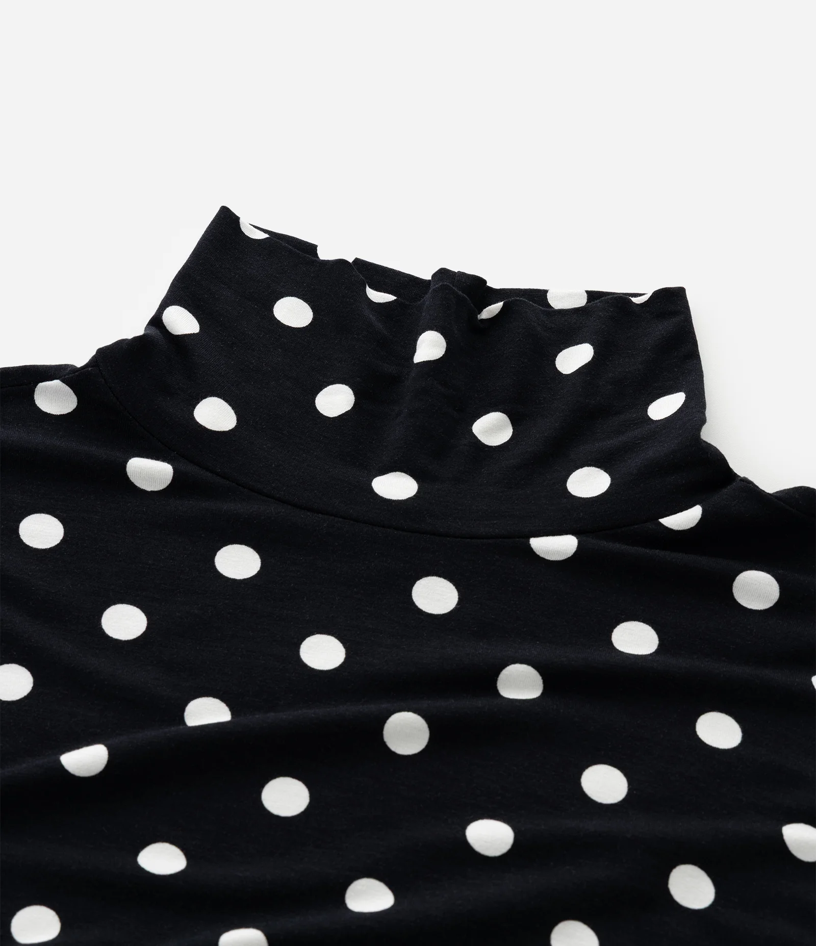 Blusa em Viscolycra com Golinha e Estampa Poá Curve & Plus Size Preto 4