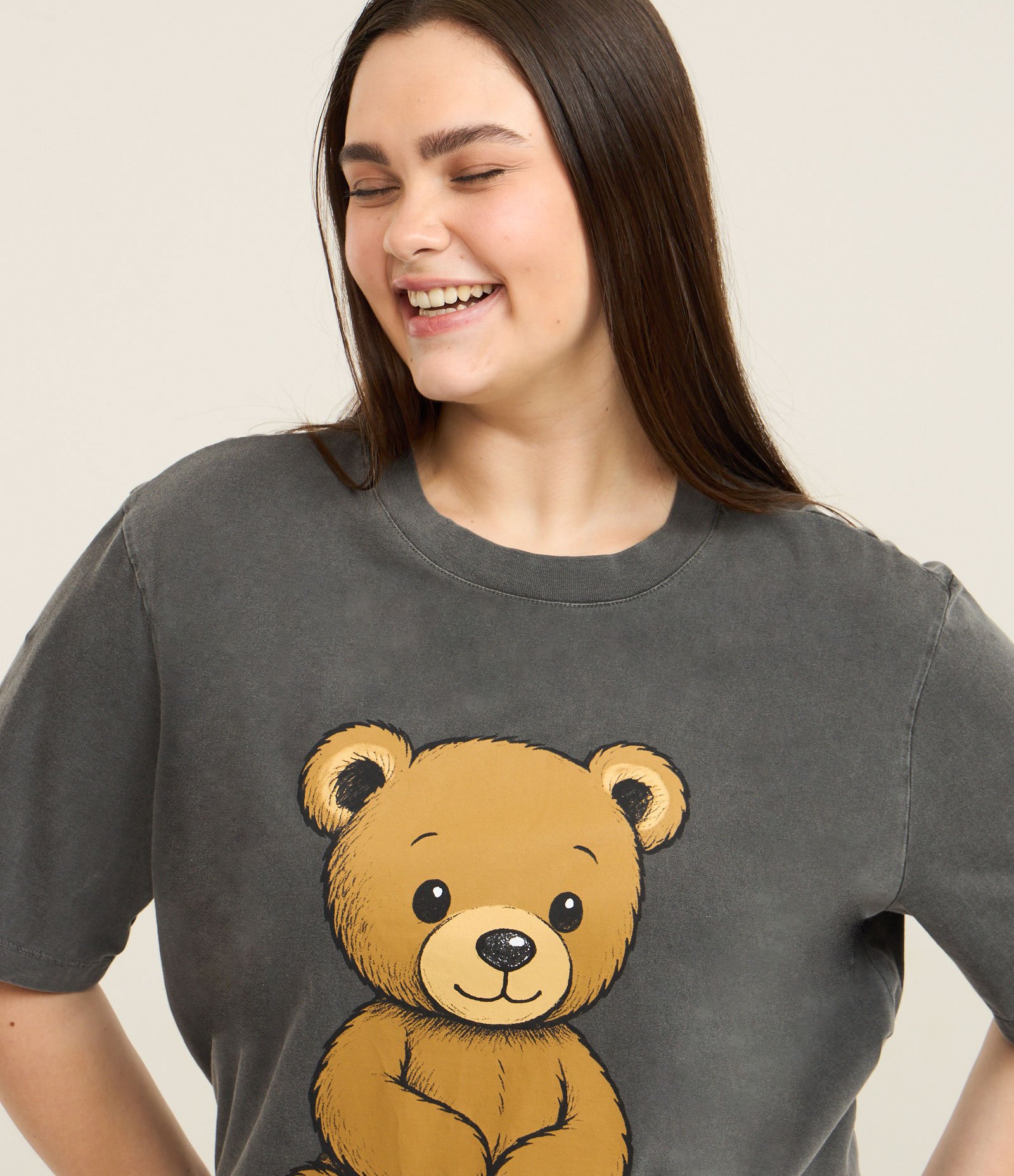 Camiseta Alongada com Efeito Lavada e Estampa de Urso Curve e Plus Size Preto 2