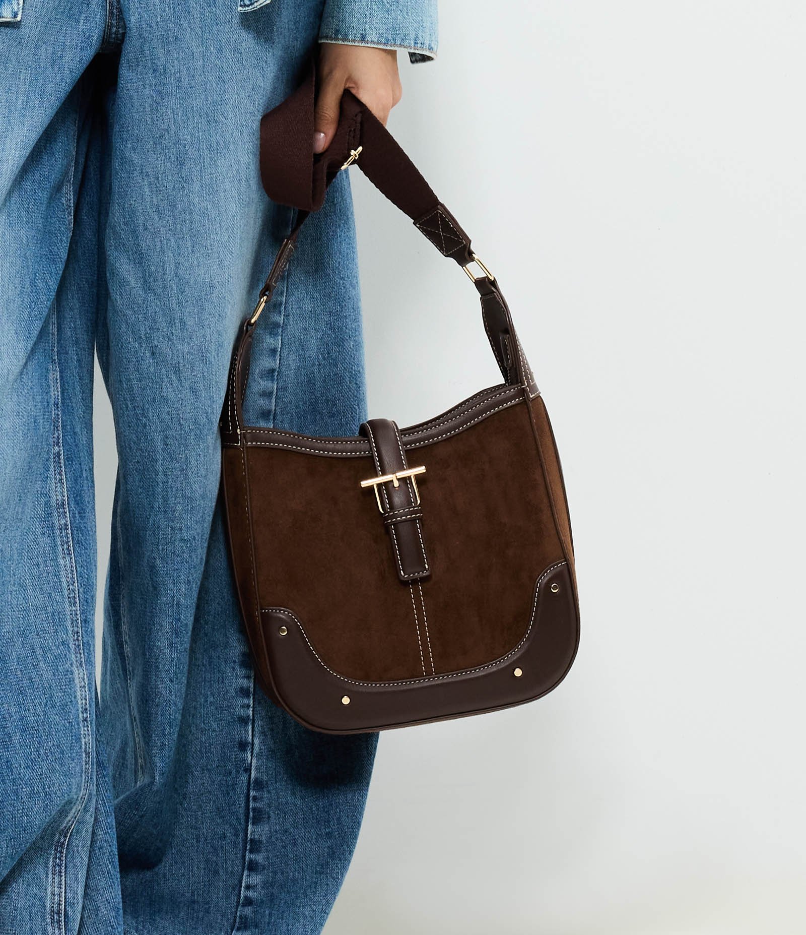 Bolsa Postman Média em Suede com Metais Light Gold Marrom 1