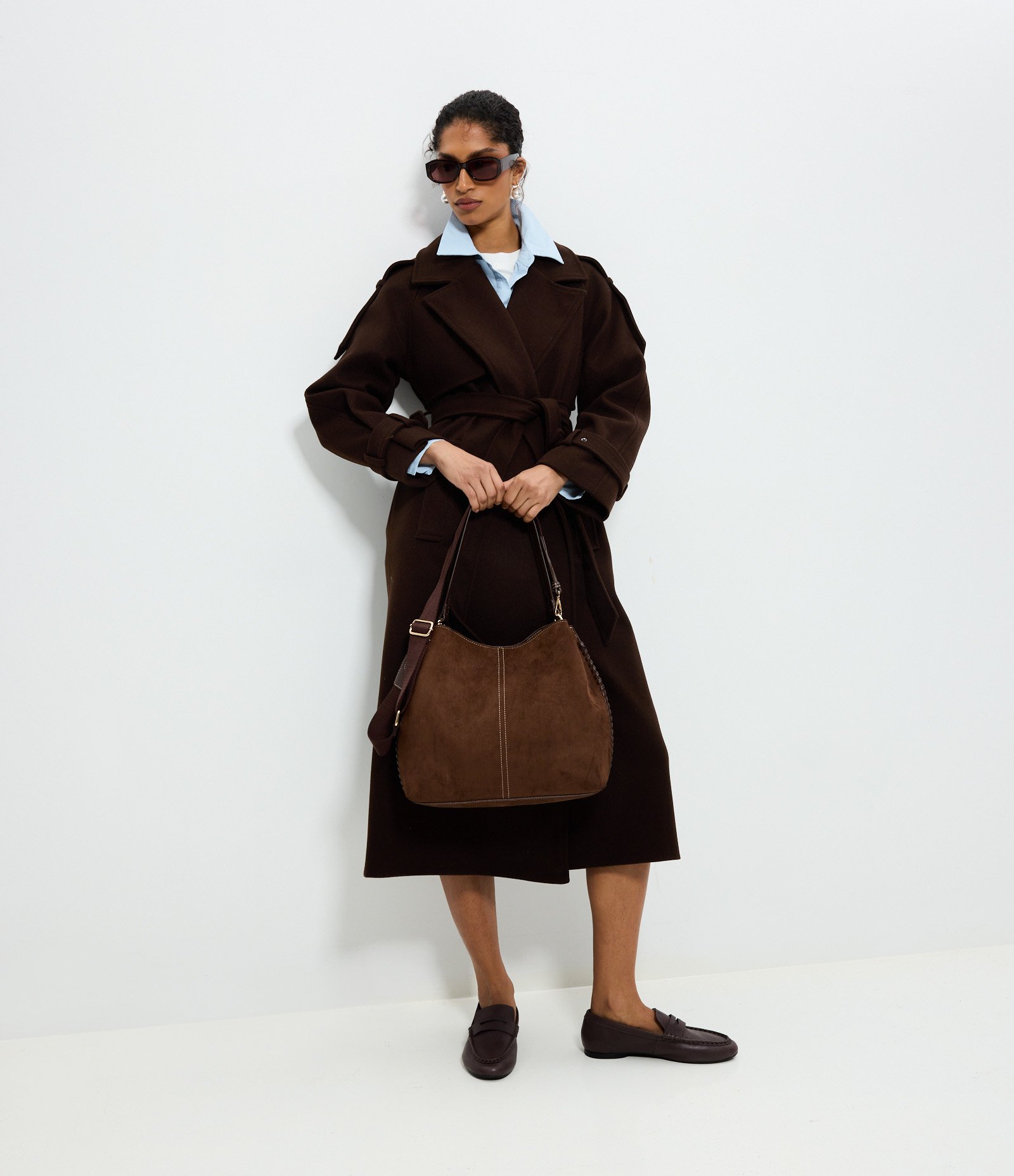 Bolsa Hobo Grande em Suede com Alça Longa Removível 1