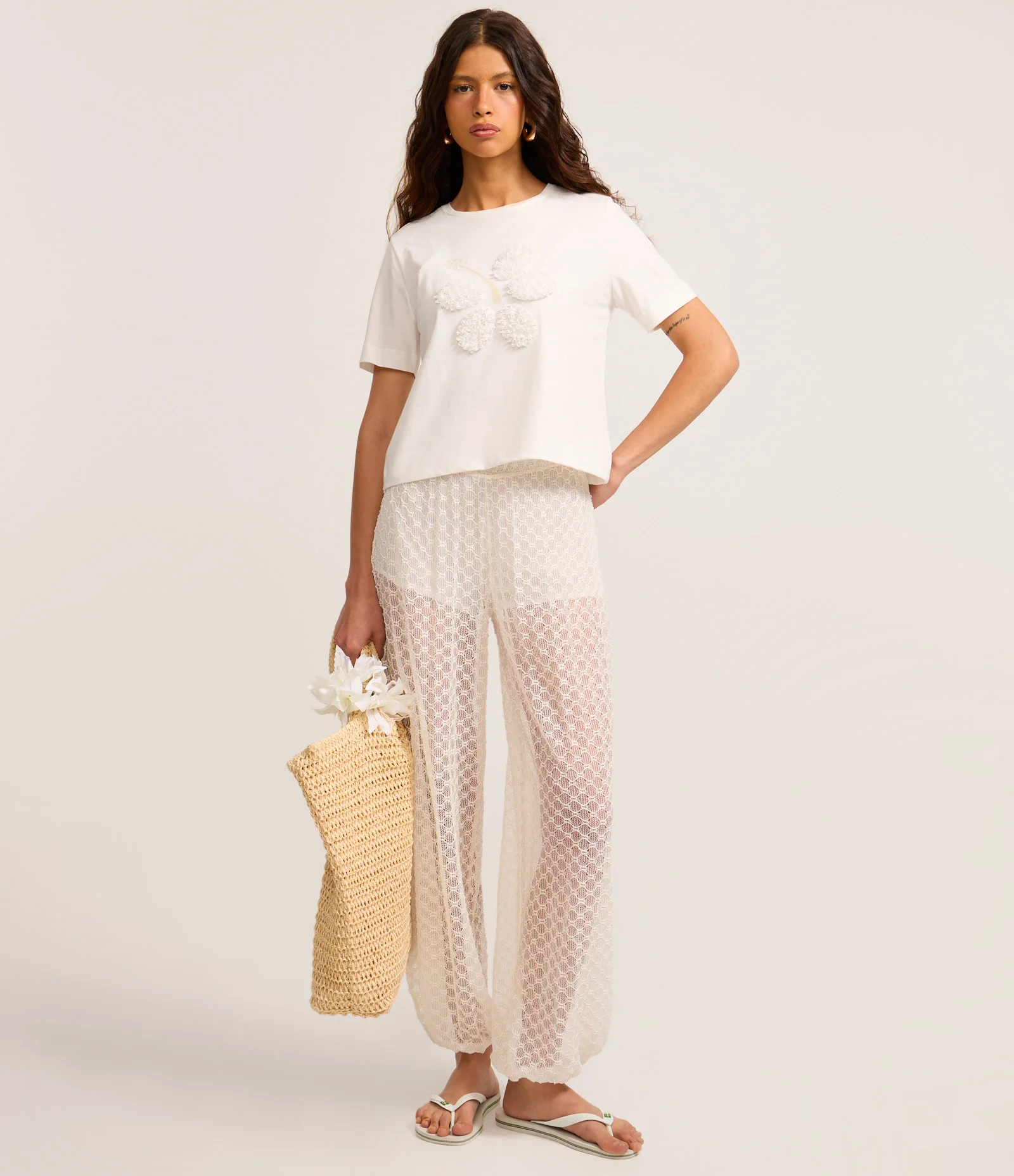 Camiseta em Algodão com Bordado 3D Floral Branco 2