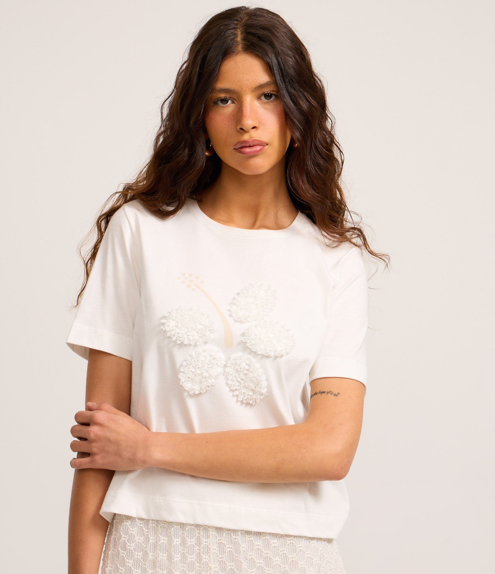 Camiseta em Algodão com Bordado 3D Floral Branco 3