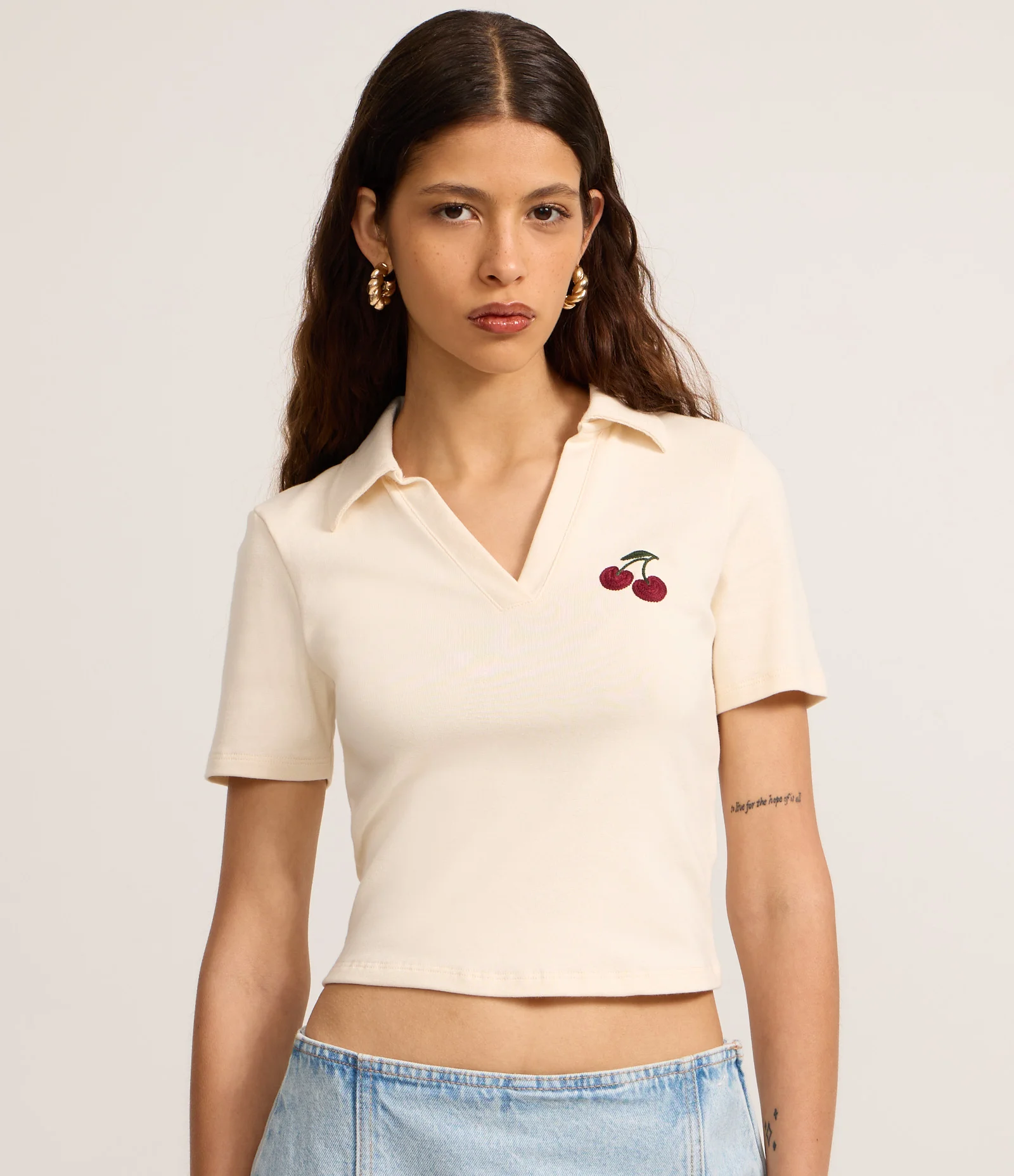 Blusa Polo com Bordado Cereja e Decote V Off White