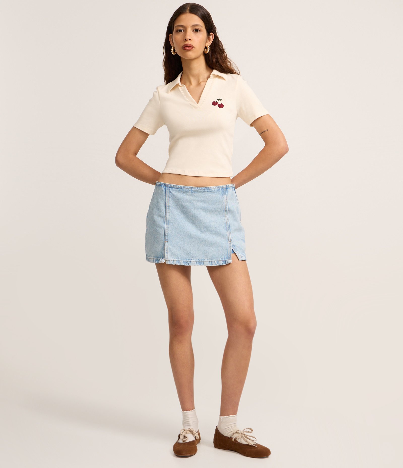 Blusa Polo com Bordado Cereja e Decote V Off White