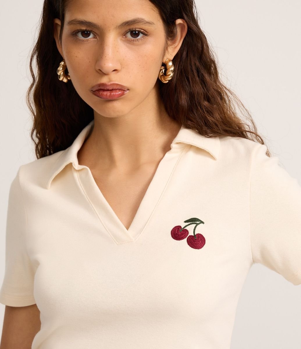 Blusa Polo com Bordado Cereja e Decote V Off White
