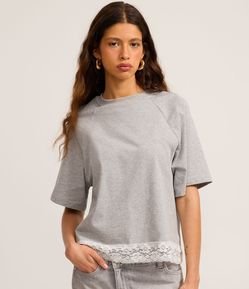 Camiseta em Algodão com Manga Raglan e Barra Rendada