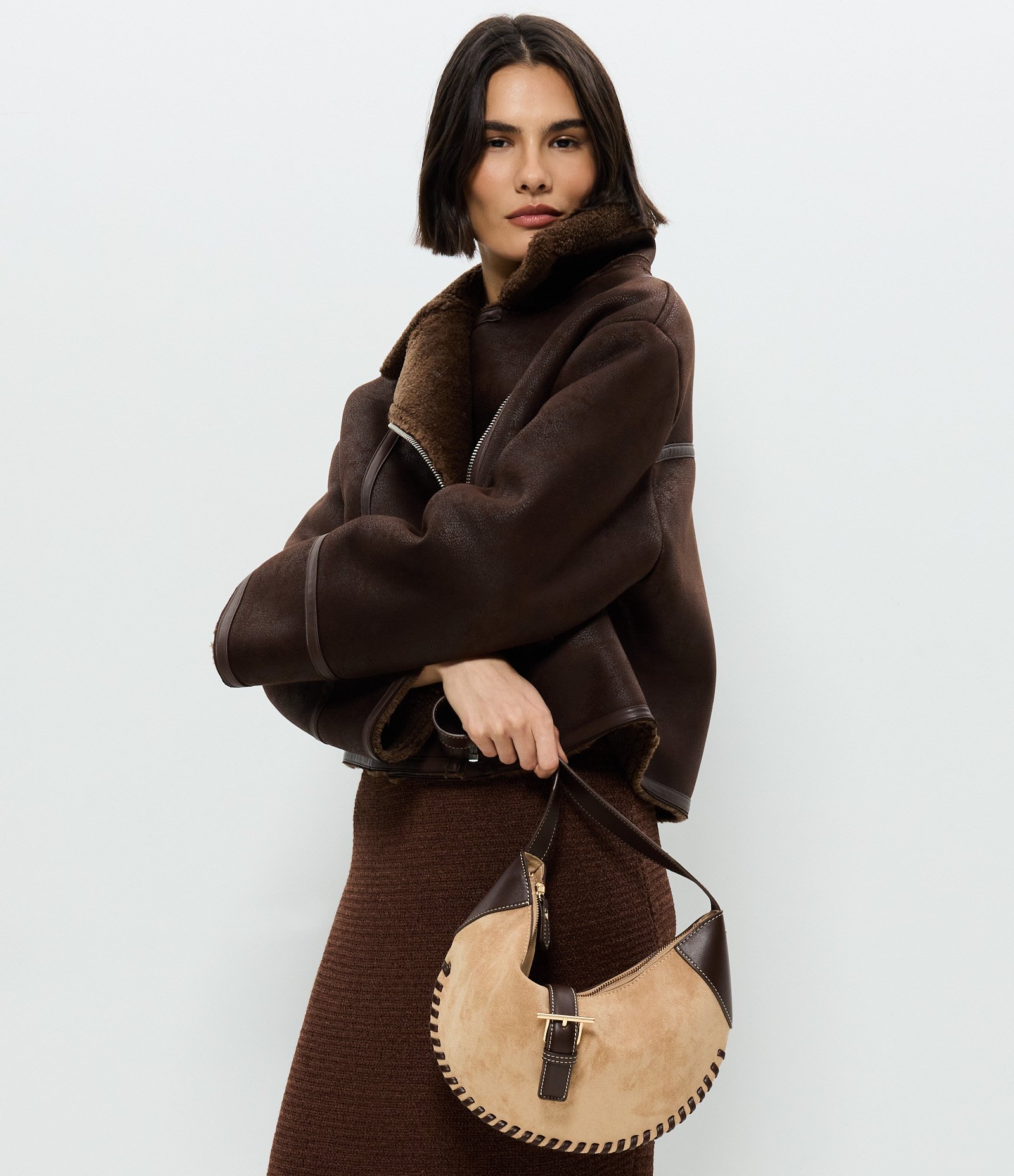 Bolsa Baguete Média em Suede com Metais Light Gold Bege 1