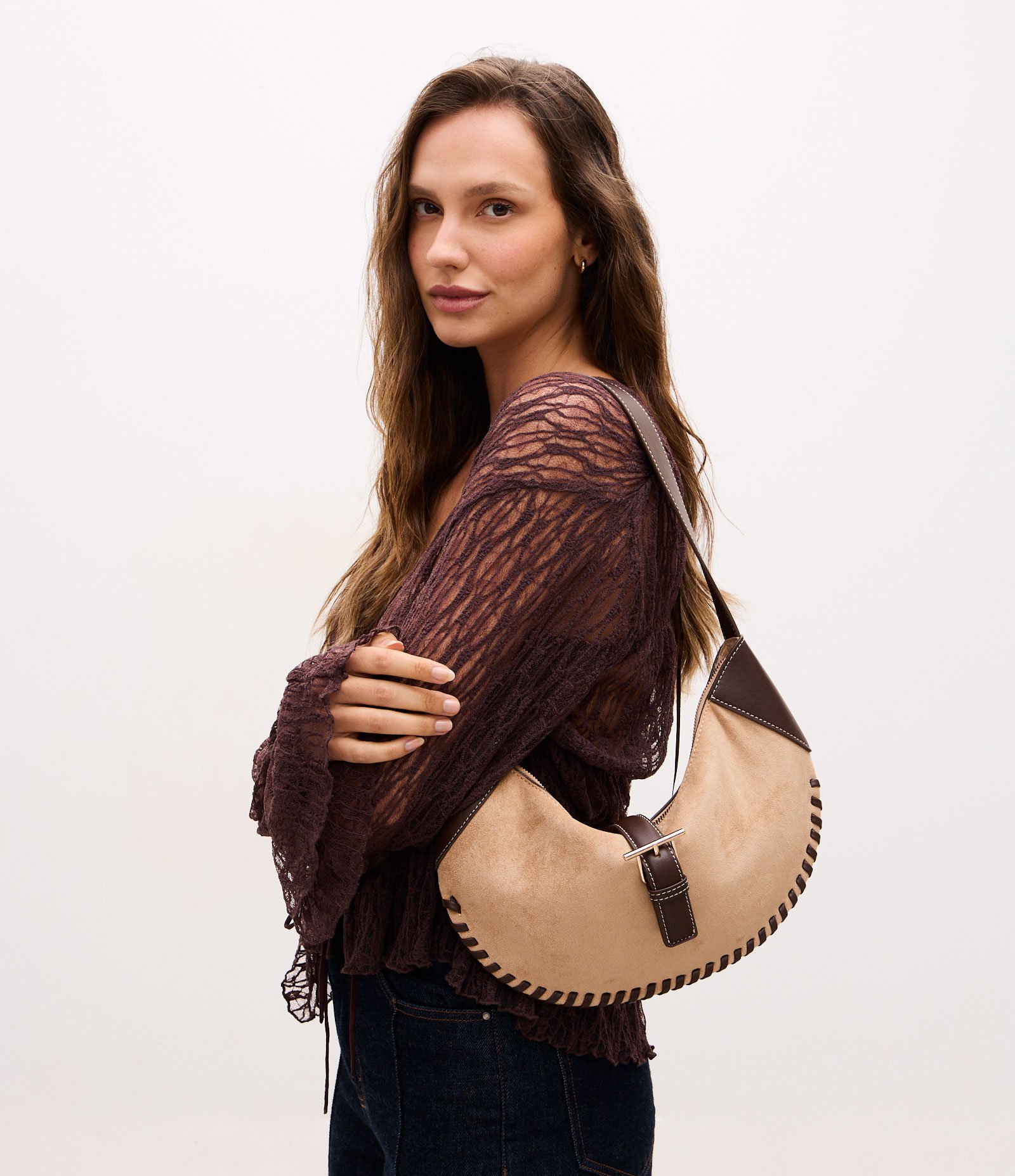 Bolsa Baguete Média em Suede com Metais Light Gold Bege 2