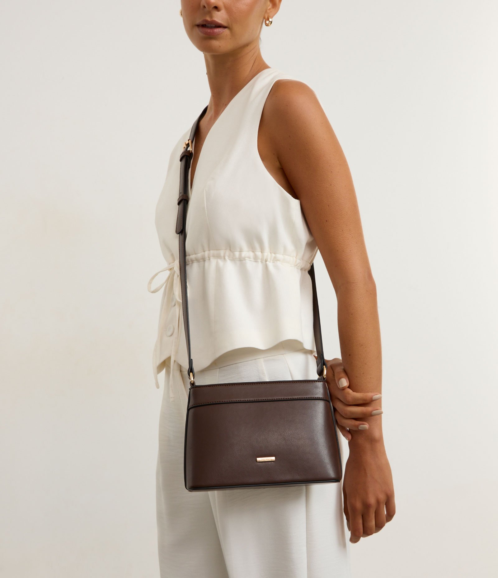 Bolsa Transversal Pequena em PU com Alça Longa Ajustável Marrom 1