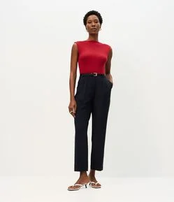 Calça Reta em Crepe com Cinto no Cós e Pregas