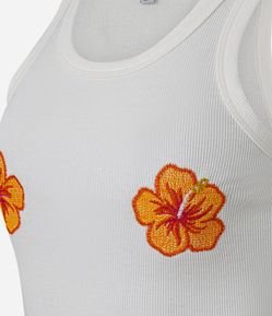 Blusa Regata em Ribana com Bordado Floral Localizado