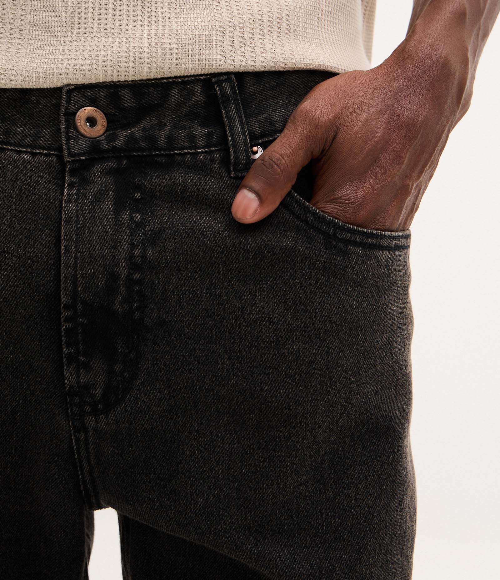 Calça Reta em Jeans Estonado Preto 4