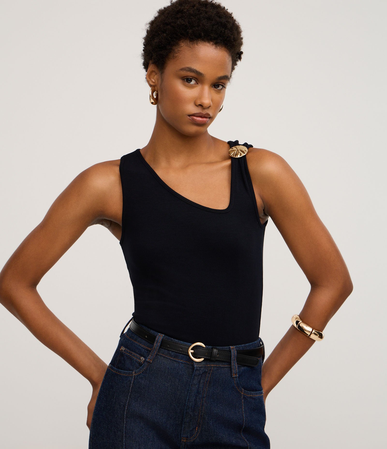 Blusa em Poalimida com Decote Assimétrico e Aviamento Preto 1