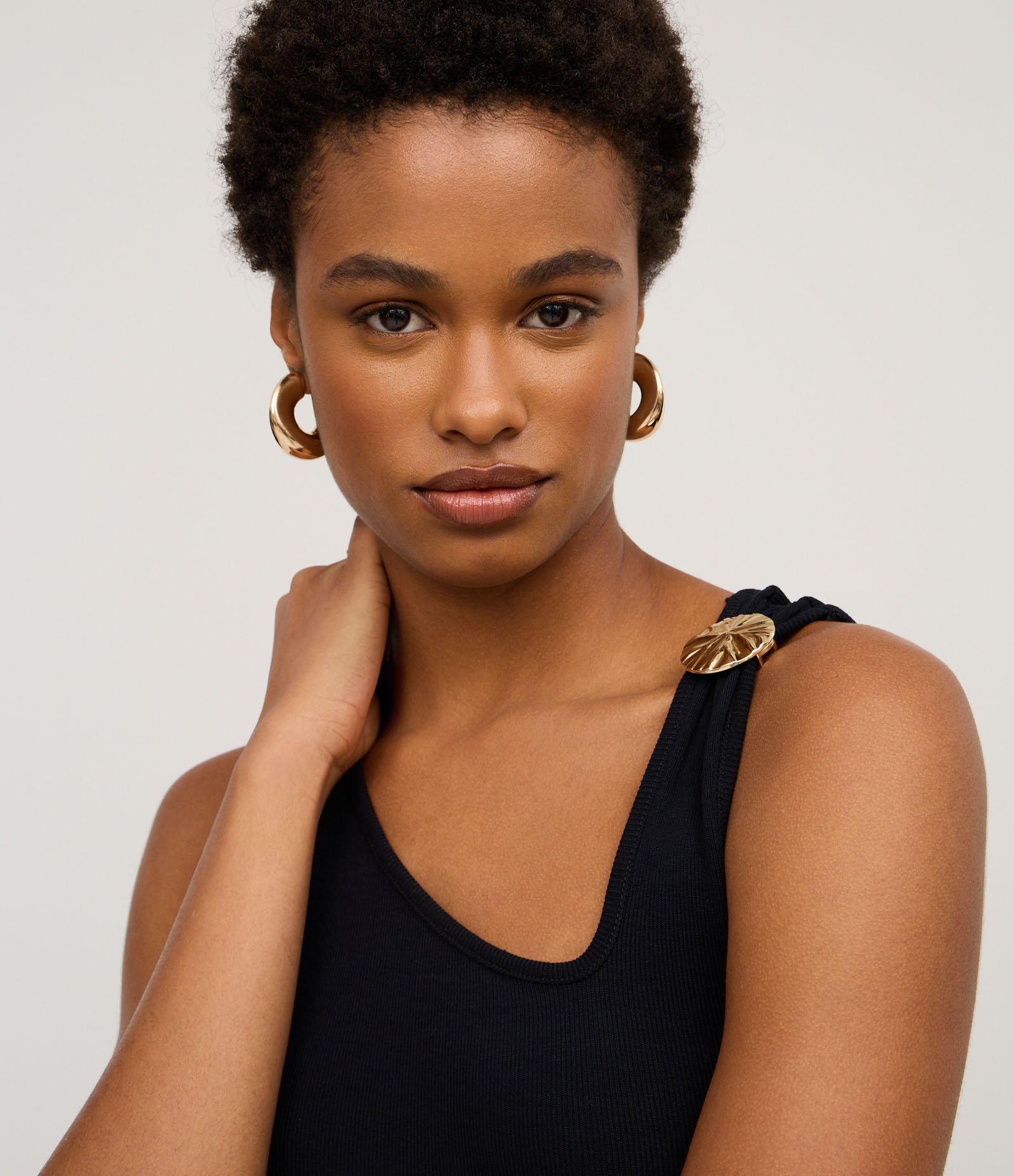 Blusa em Poalimida com Decote Assimétrico e Aviamento Preto 3