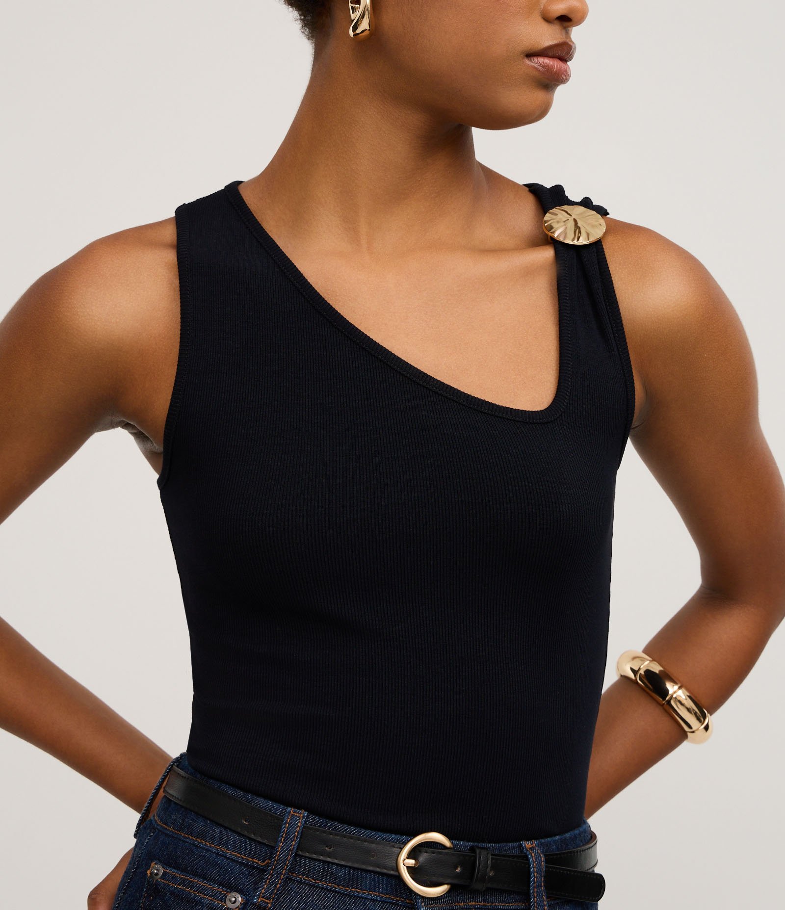 Blusa em Poalimida com Decote Assimétrico e Aviamento Preto 4