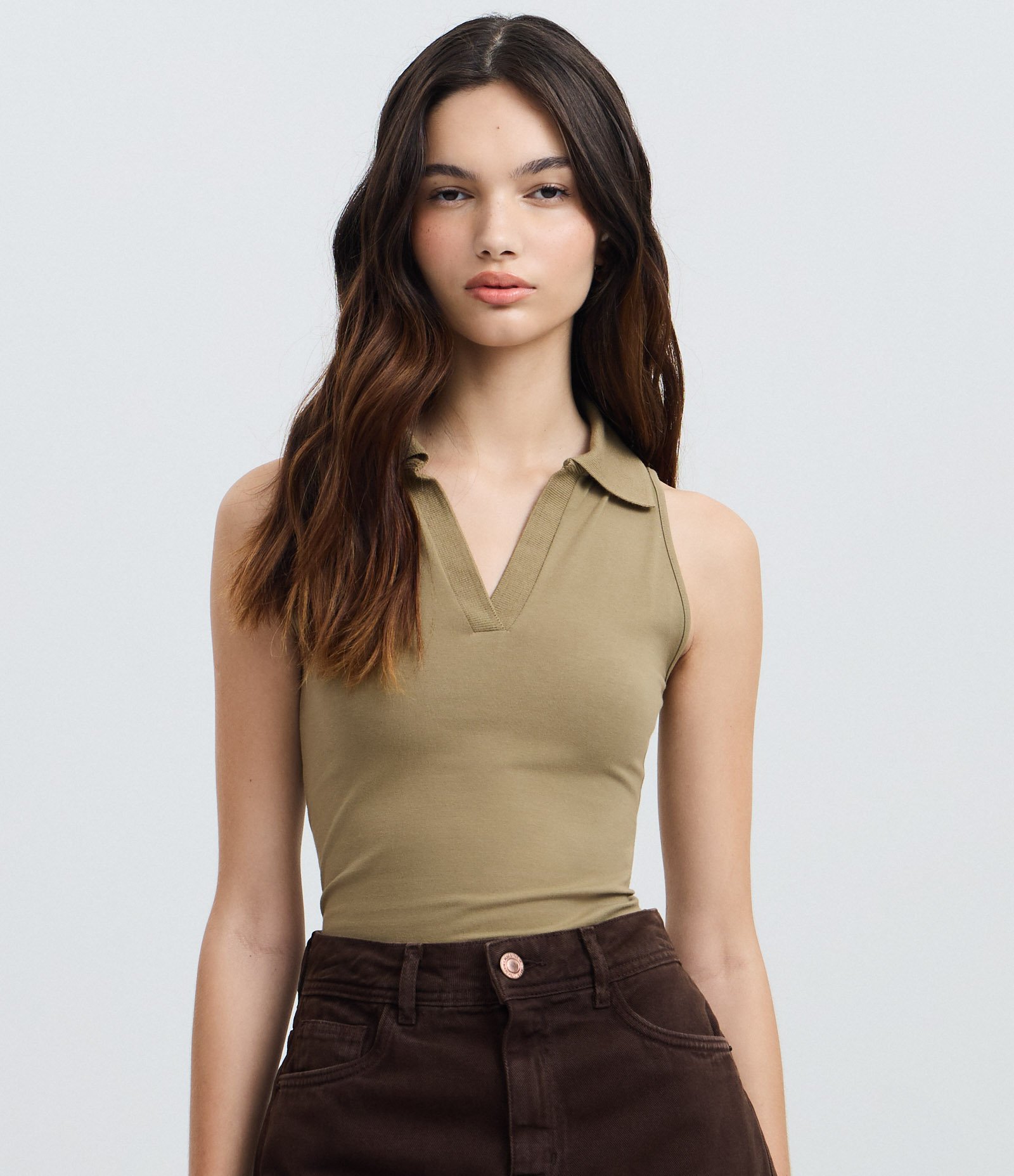 Blusa Polo em Decote V Sem Mangas Verde Oliva 1