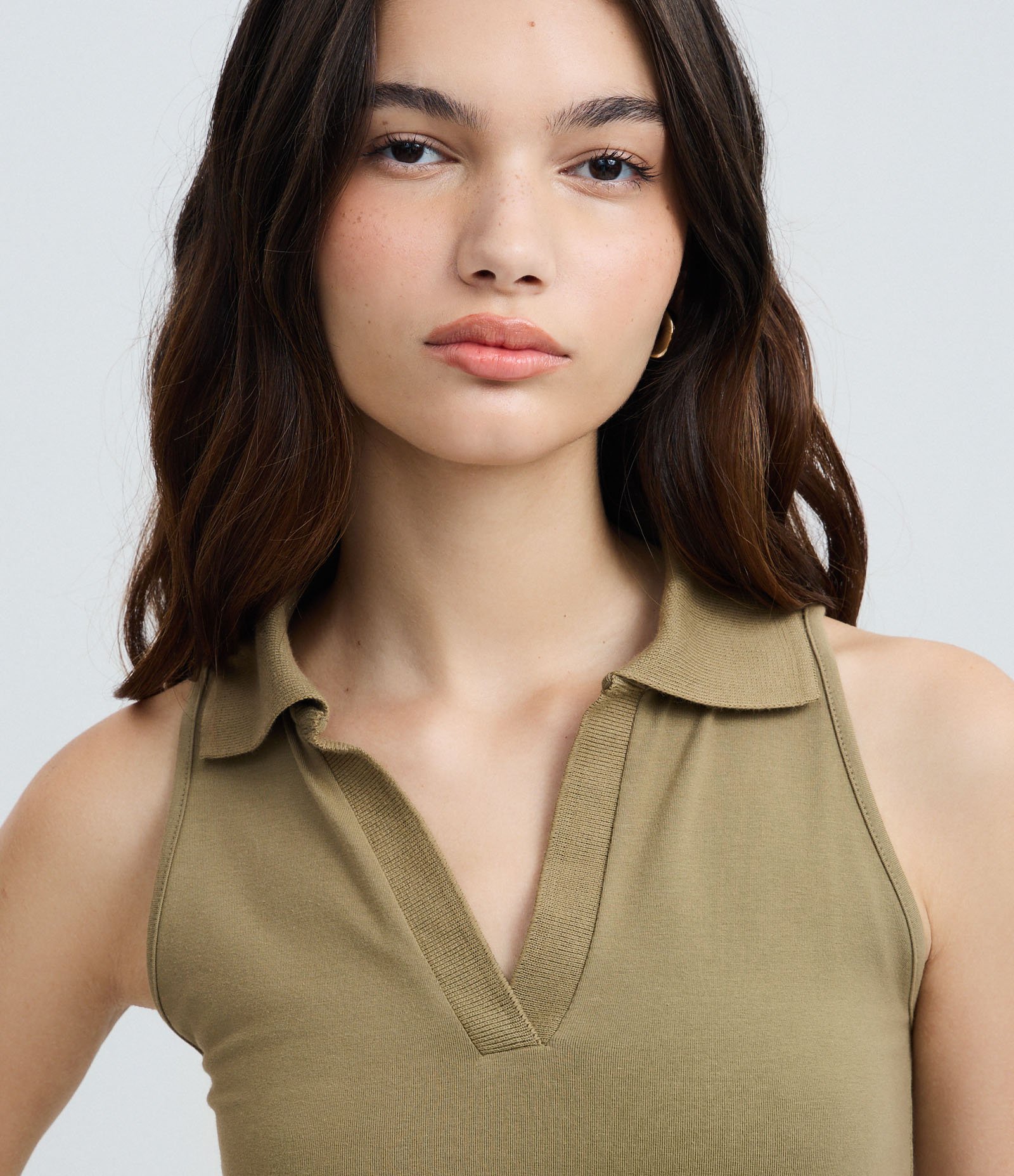 Blusa Polo em Decote V Sem Mangas Verde Oliva 3