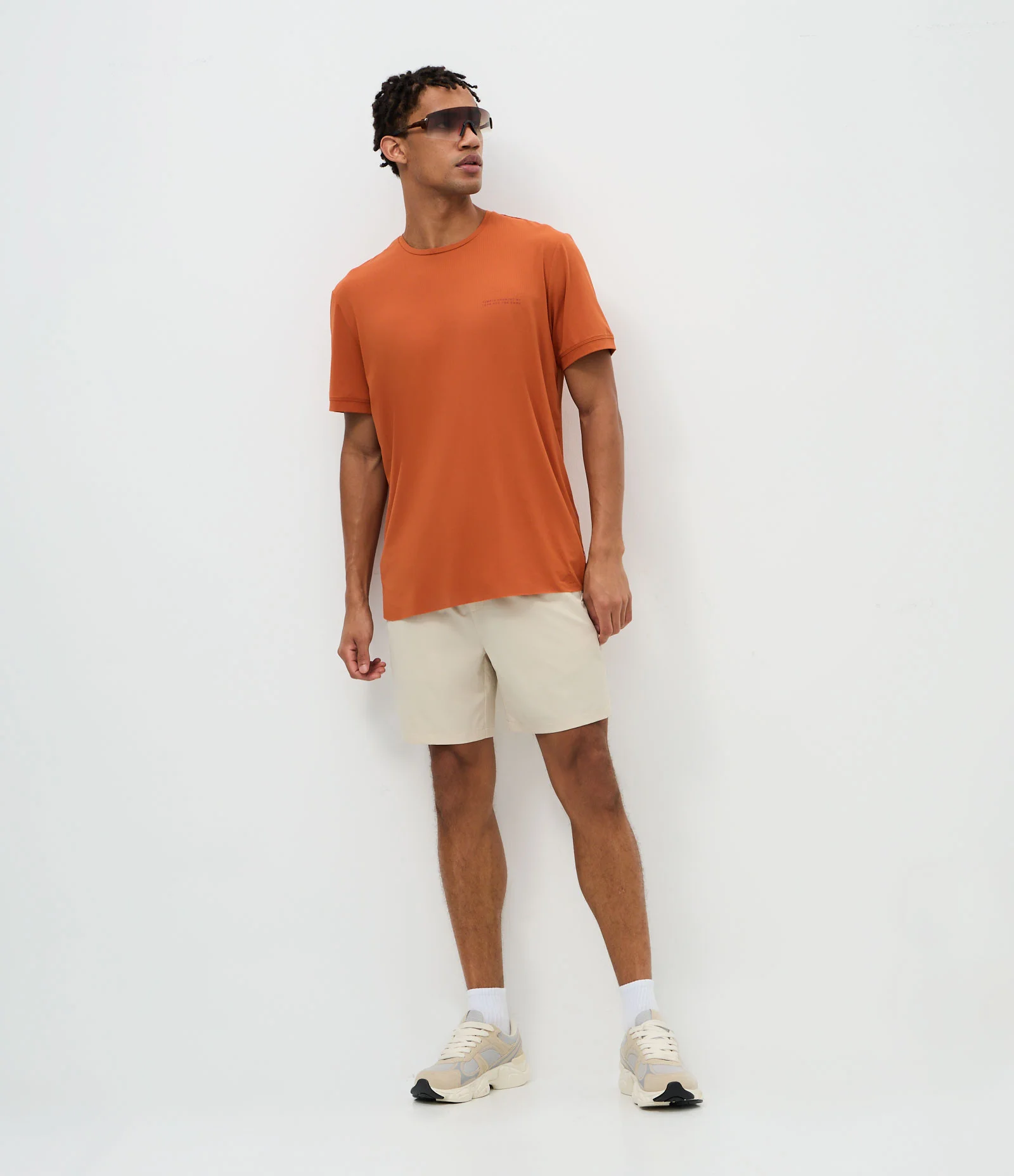 Camiseta Esportiva em Tecnologia Dry com Estampa Lettering Texturizada Laranja 1