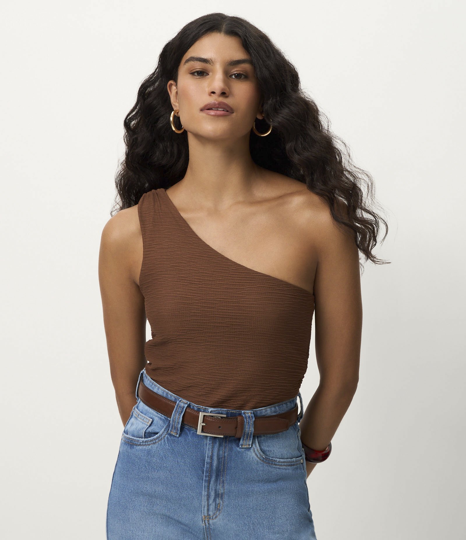 Blusa Texturizada em Anarruga e Decote Ombro Só Marrom 1