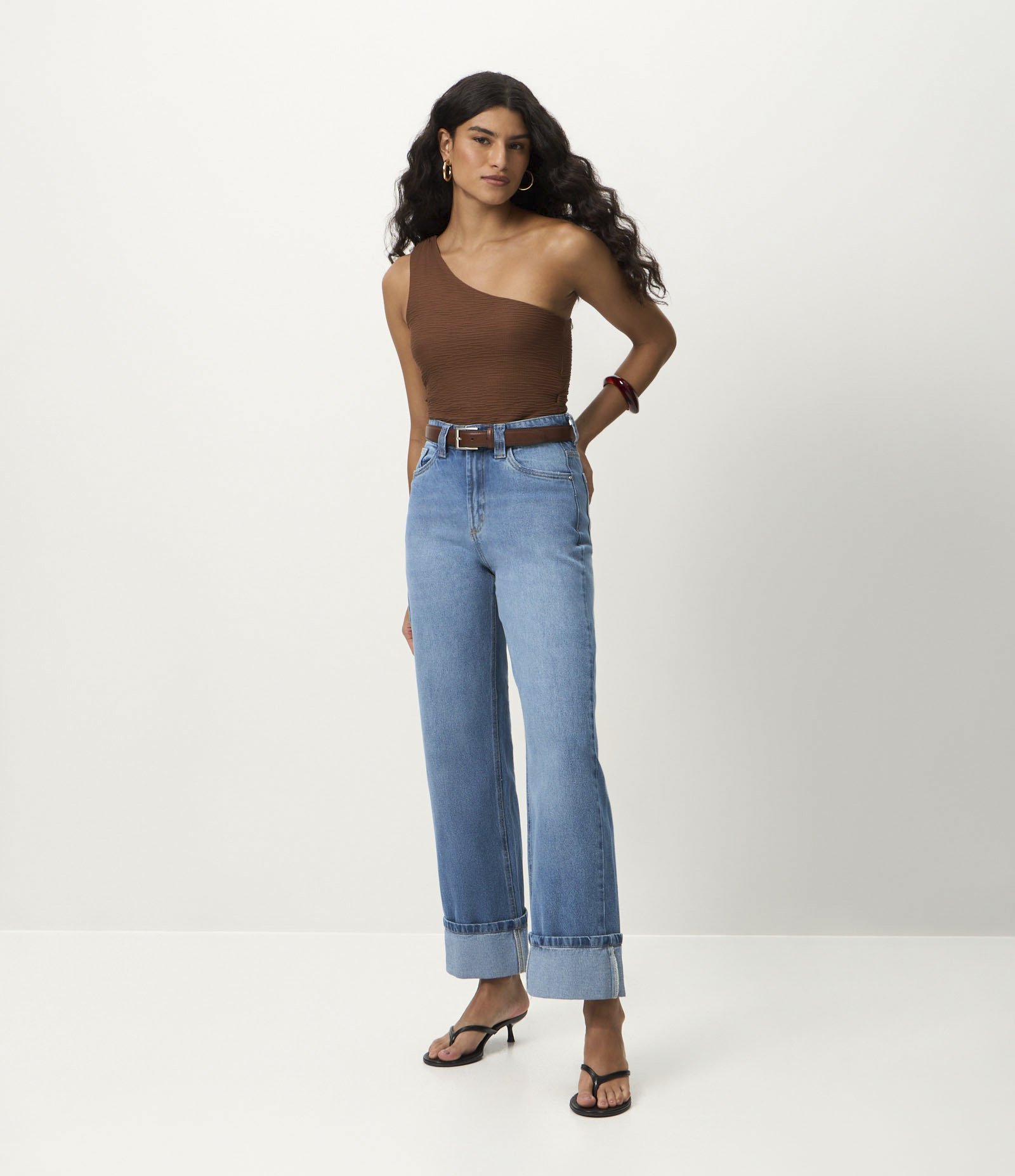 Blusa Texturizada em Anarruga e Decote Ombro Só Marrom 2