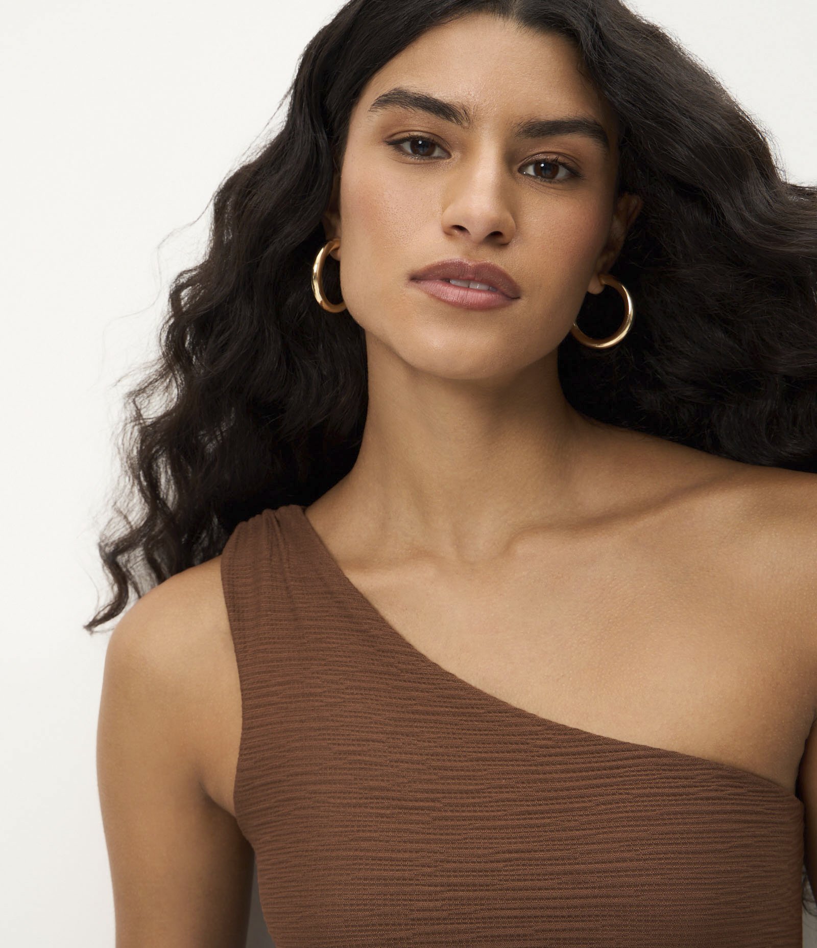 Blusa Texturizada em Anarruga e Decote Ombro Só Marrom 3