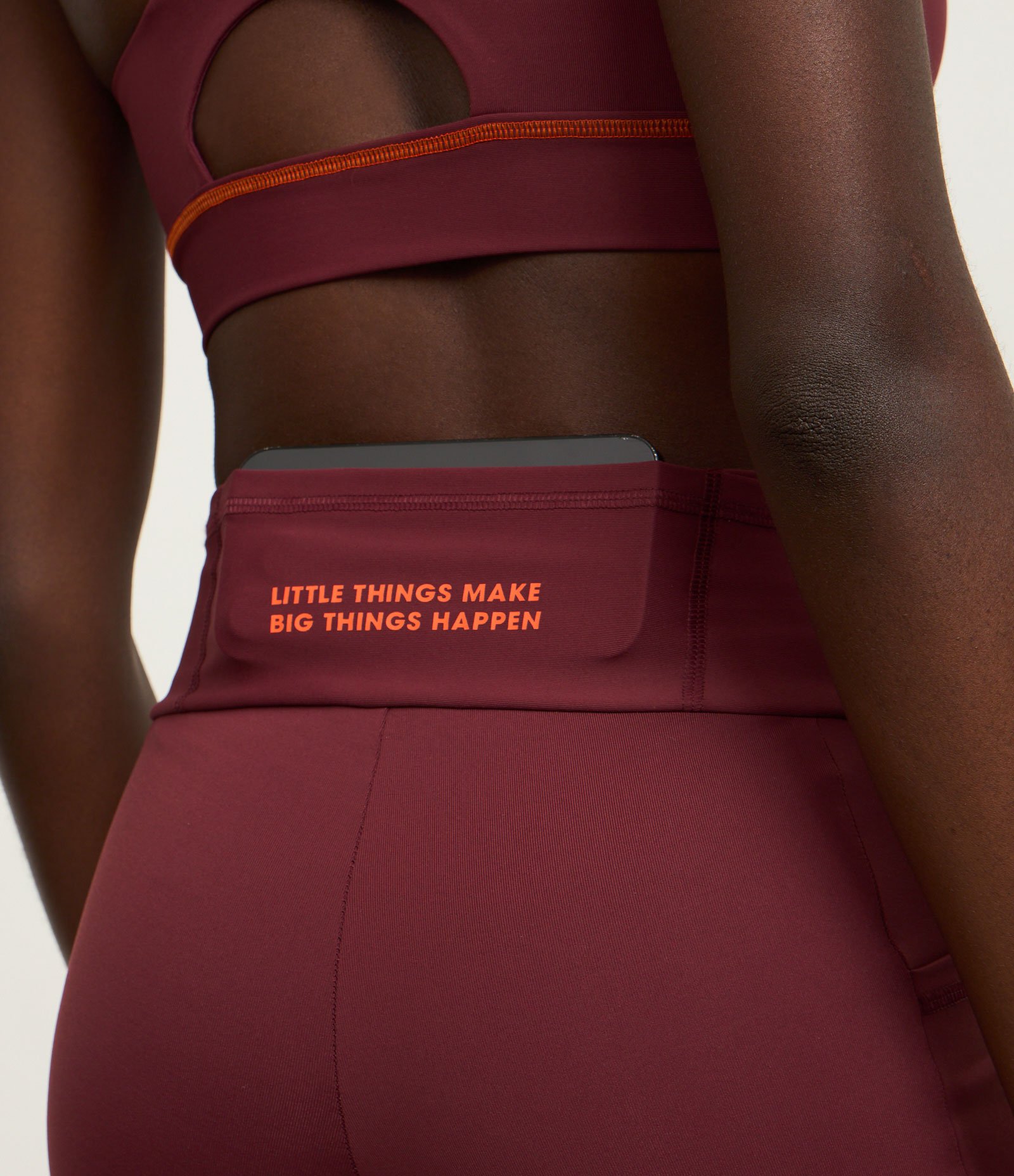 Bermuda Esportiva em Microfibra com Lettering Traseiro Vermelho 3