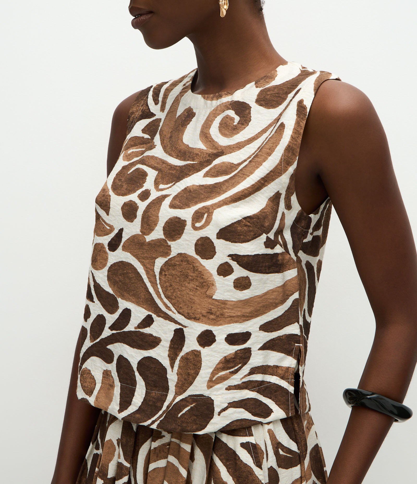 Blusa em Viscose com Alça Larga e Estampa Abstrata Bege 4
