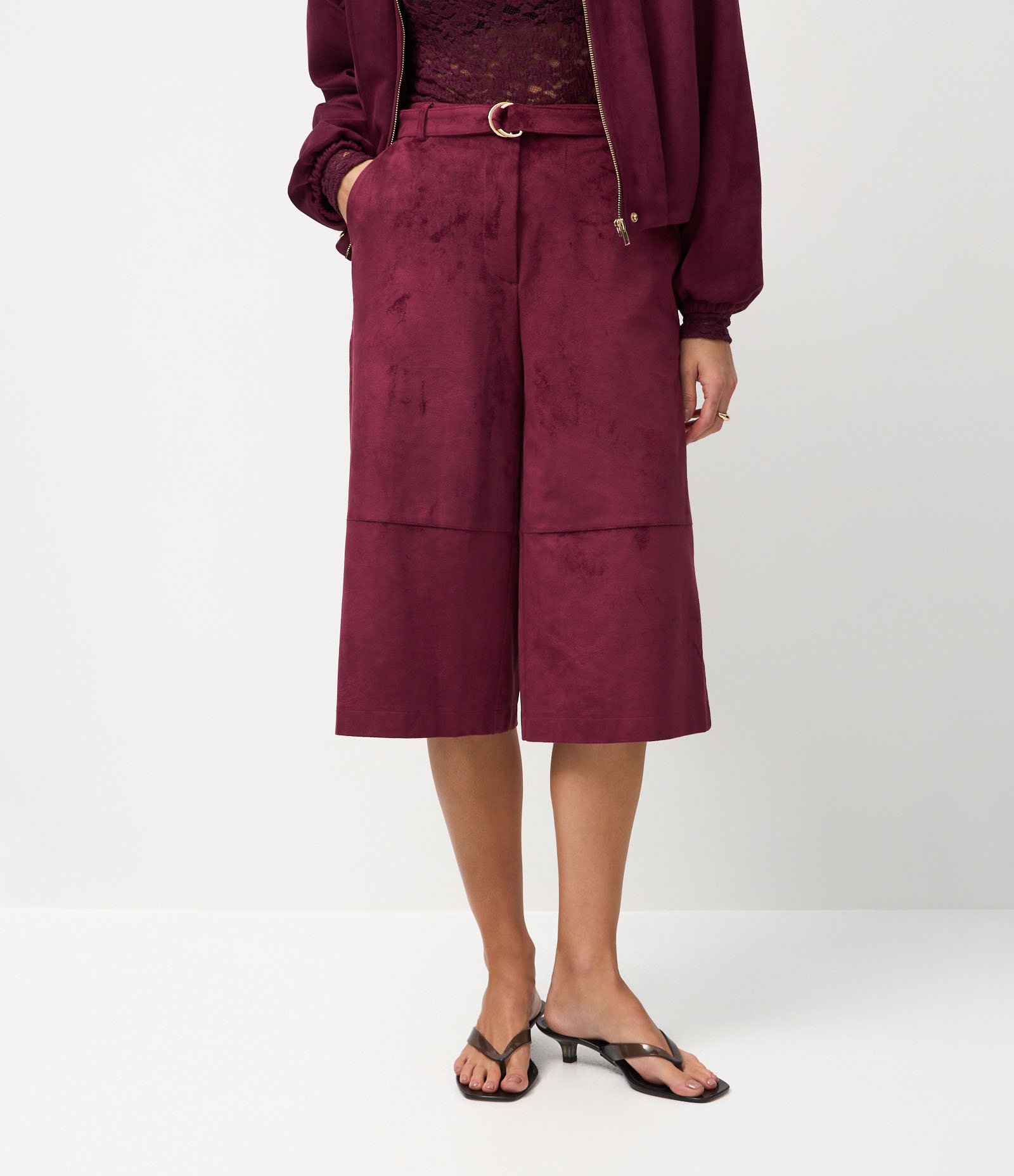 Bermuda Alongada em Suede com Cinto Faixa Vinho 3