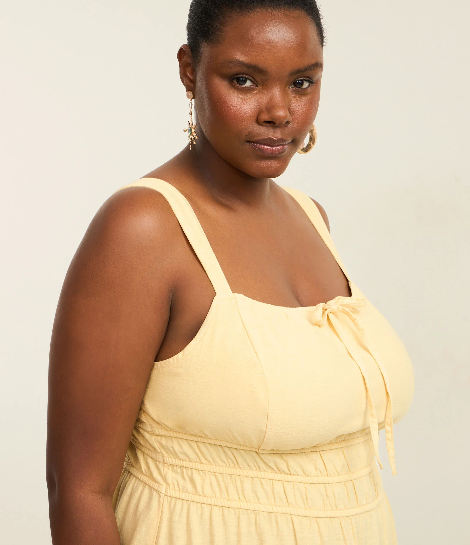 Vestido Midi em Sarja com Alças e Recortes Amarelo 4