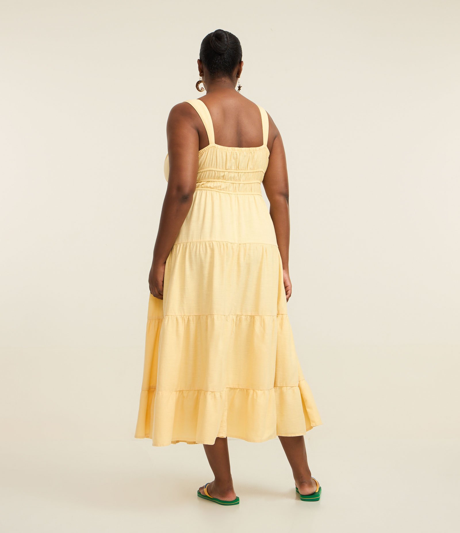 Vestido Midi em Sarja com Alças e Recortes Amarelo 5