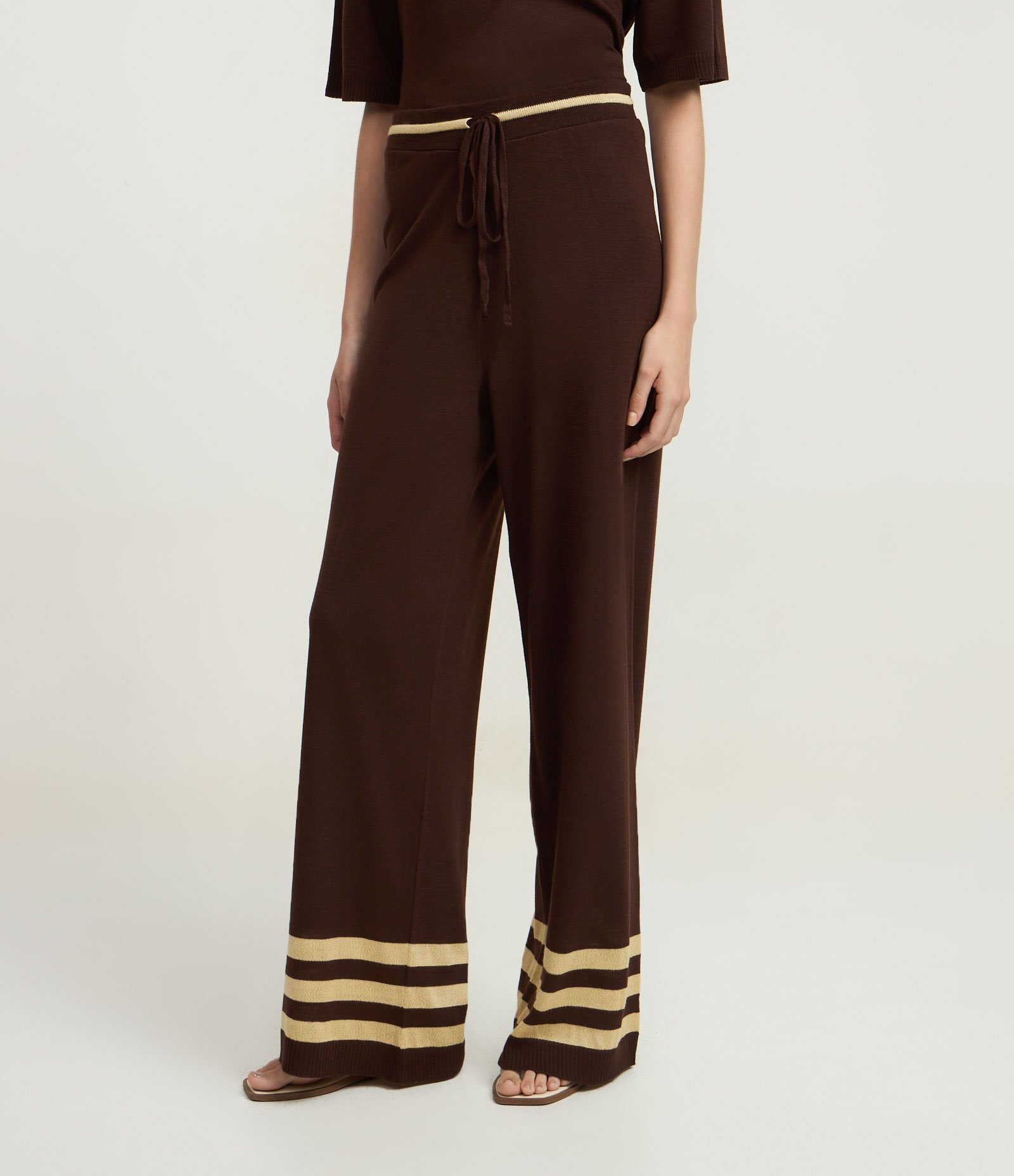 Calça Reta em Tricô com  Detalhes de Listras Marrom 2