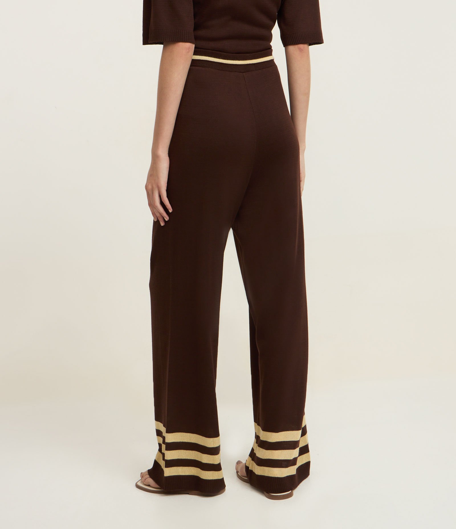 Calça Reta em Tricô com  Detalhes de Listras Marrom 4