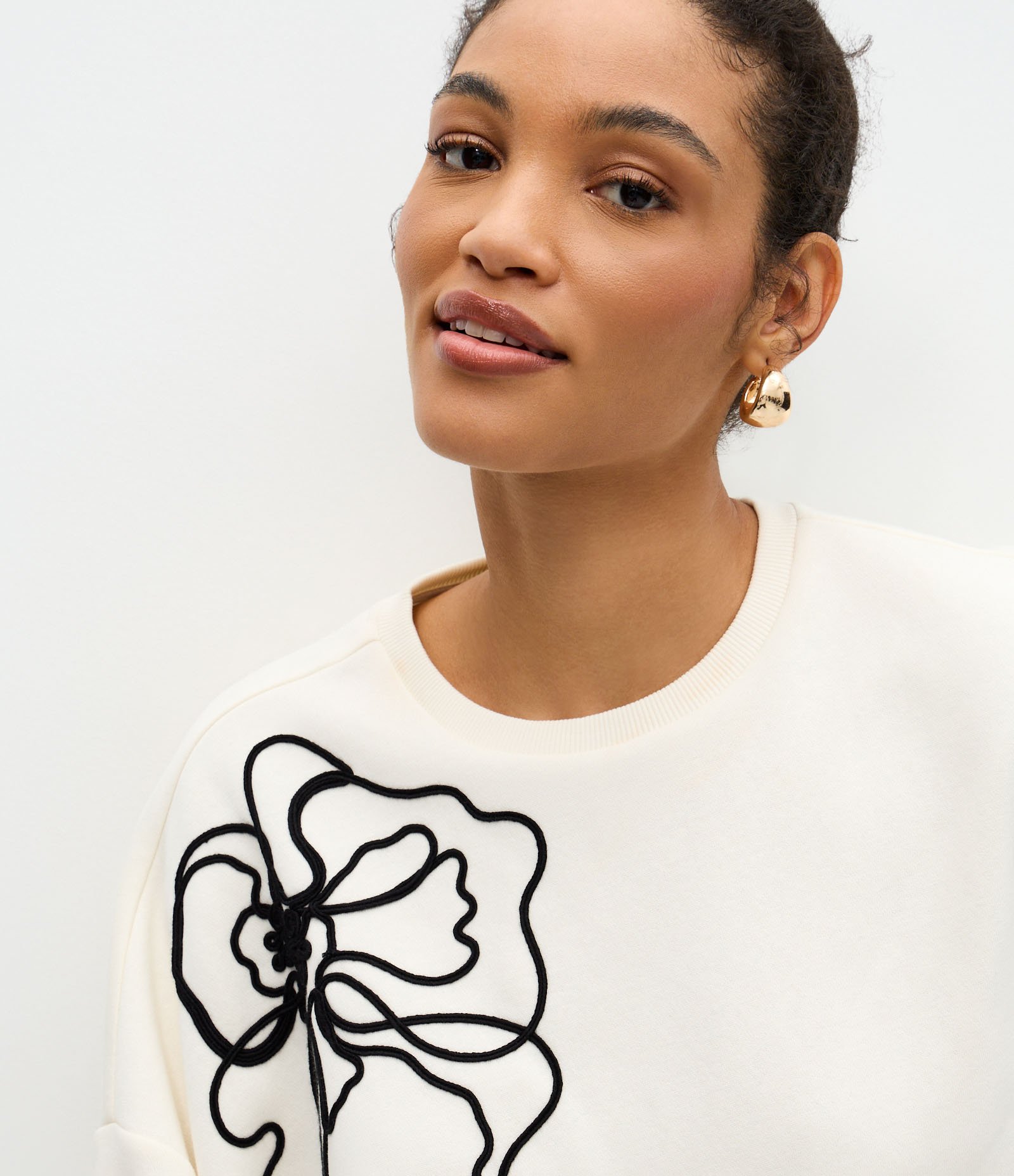 Blusão Moletom Sem Felpa com Bordado de Flor Branco 3