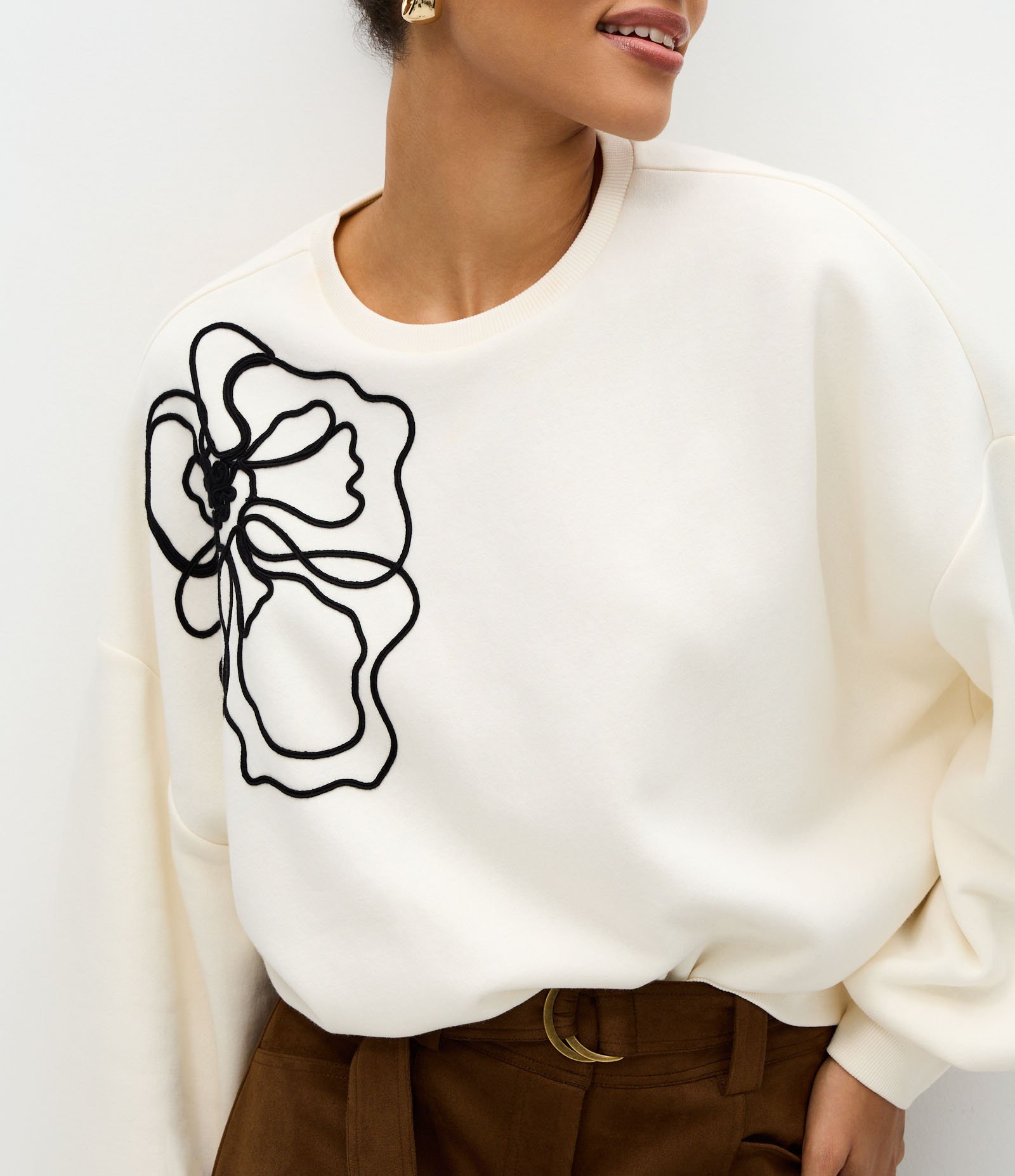 Blusão Moletom Sem Felpa com Bordado de Flor Branco 4