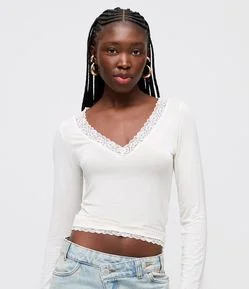 Blusa Manga Longa em Malha Texturizada com Renda Aplicada