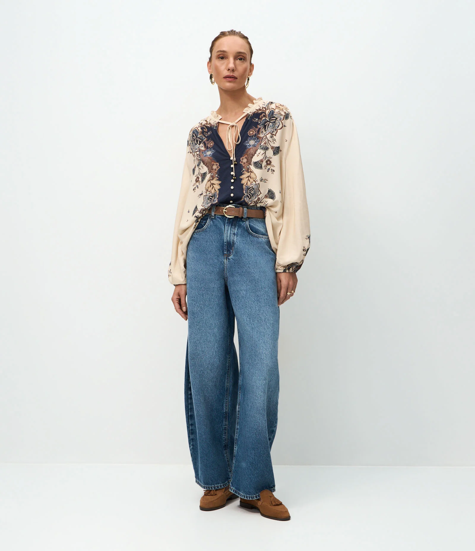 Blusa Bata com Mangas Bufantes e Estampa Floral Paisley Bege 2