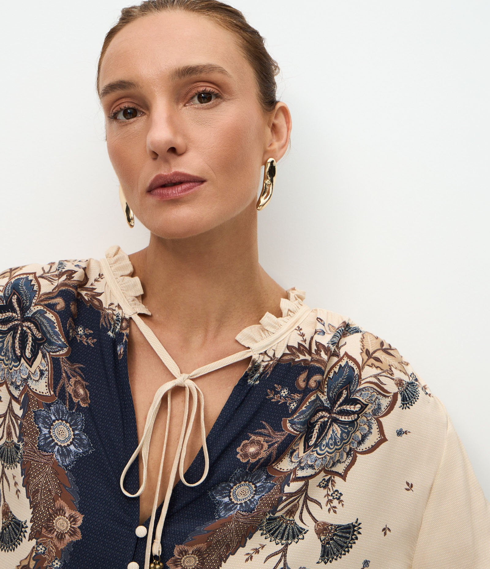 Blusa Bata com Mangas Bufantes e Estampa Floral Paisley Bege 3