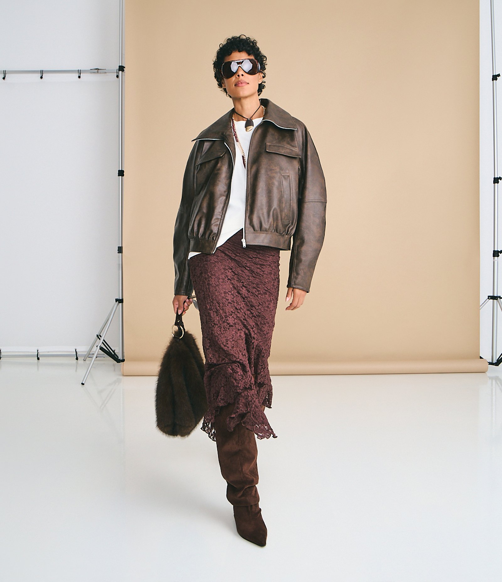 Vestido Tomara que Caia em Renda com Babado Assimétrico Marrom 1