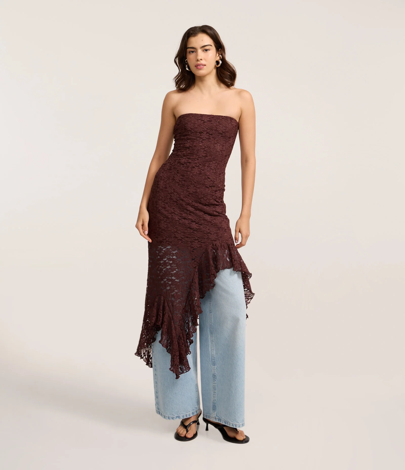 Vestido Tomara que Caia em Renda com Babado Assimétrico Marrom 1