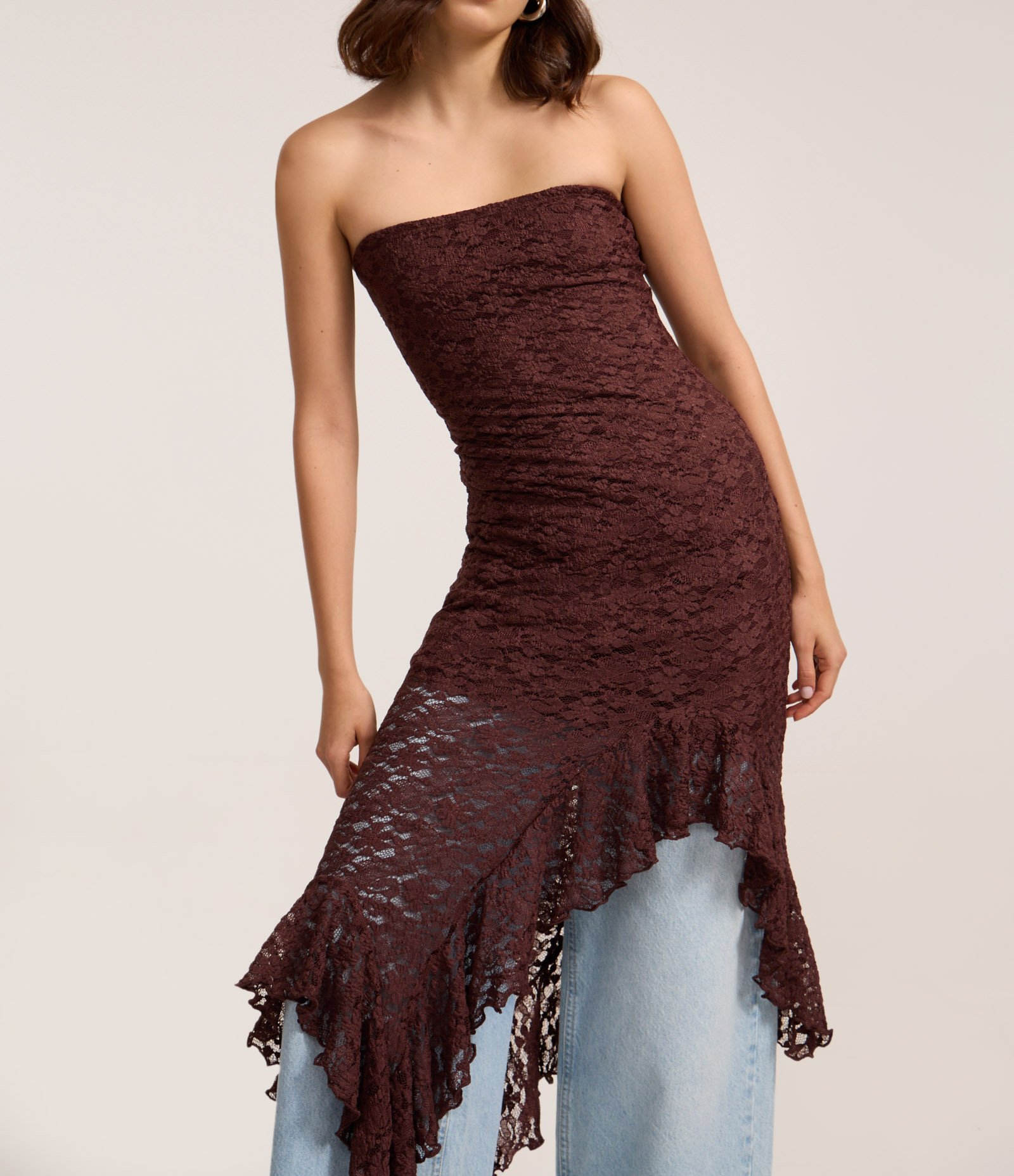 Vestido Tomara que Caia em Renda com Babado Assimétrico Marrom 3