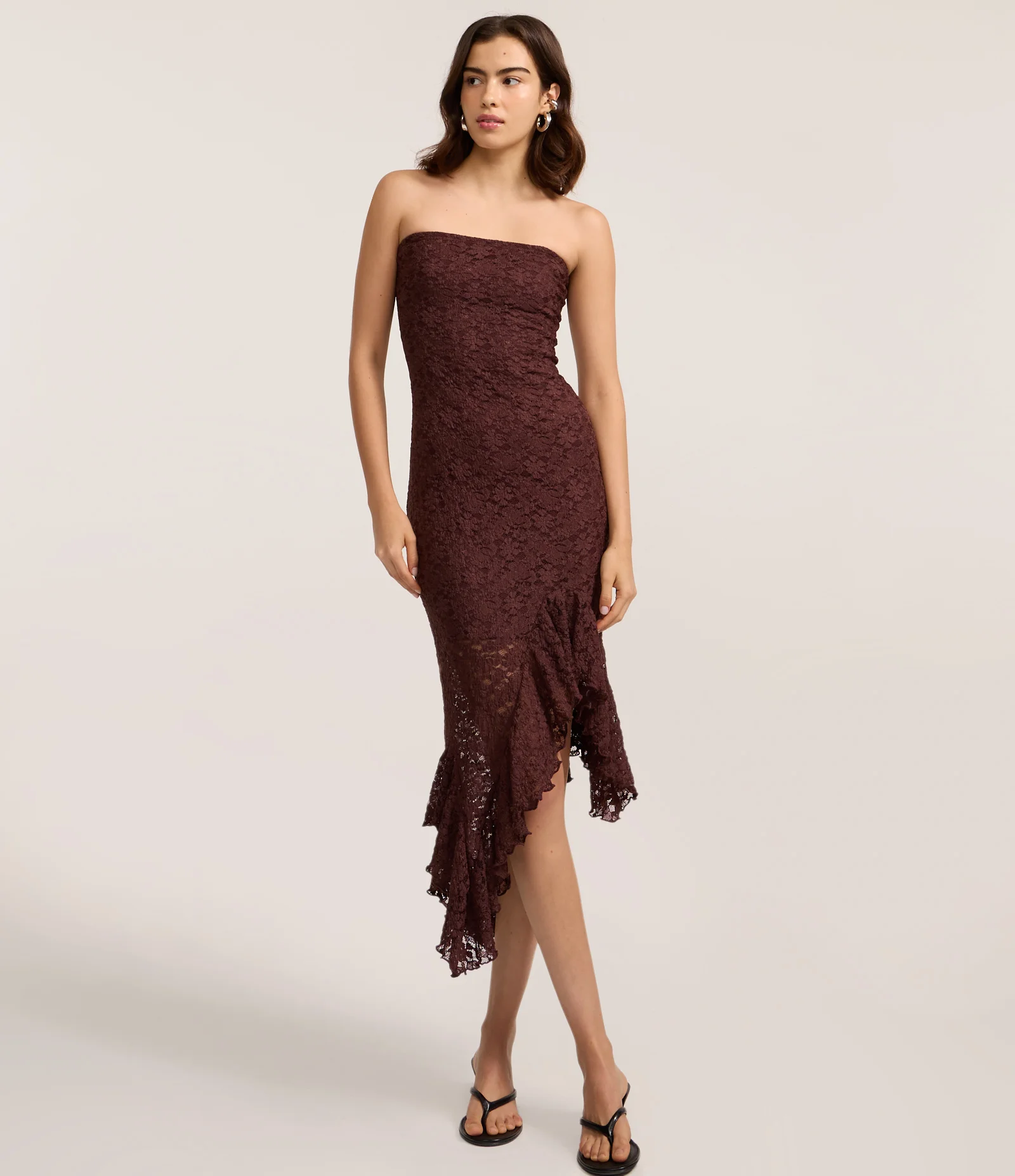 Vestido Tomara que Caia em Renda com Babado Assimétrico Marrom 4