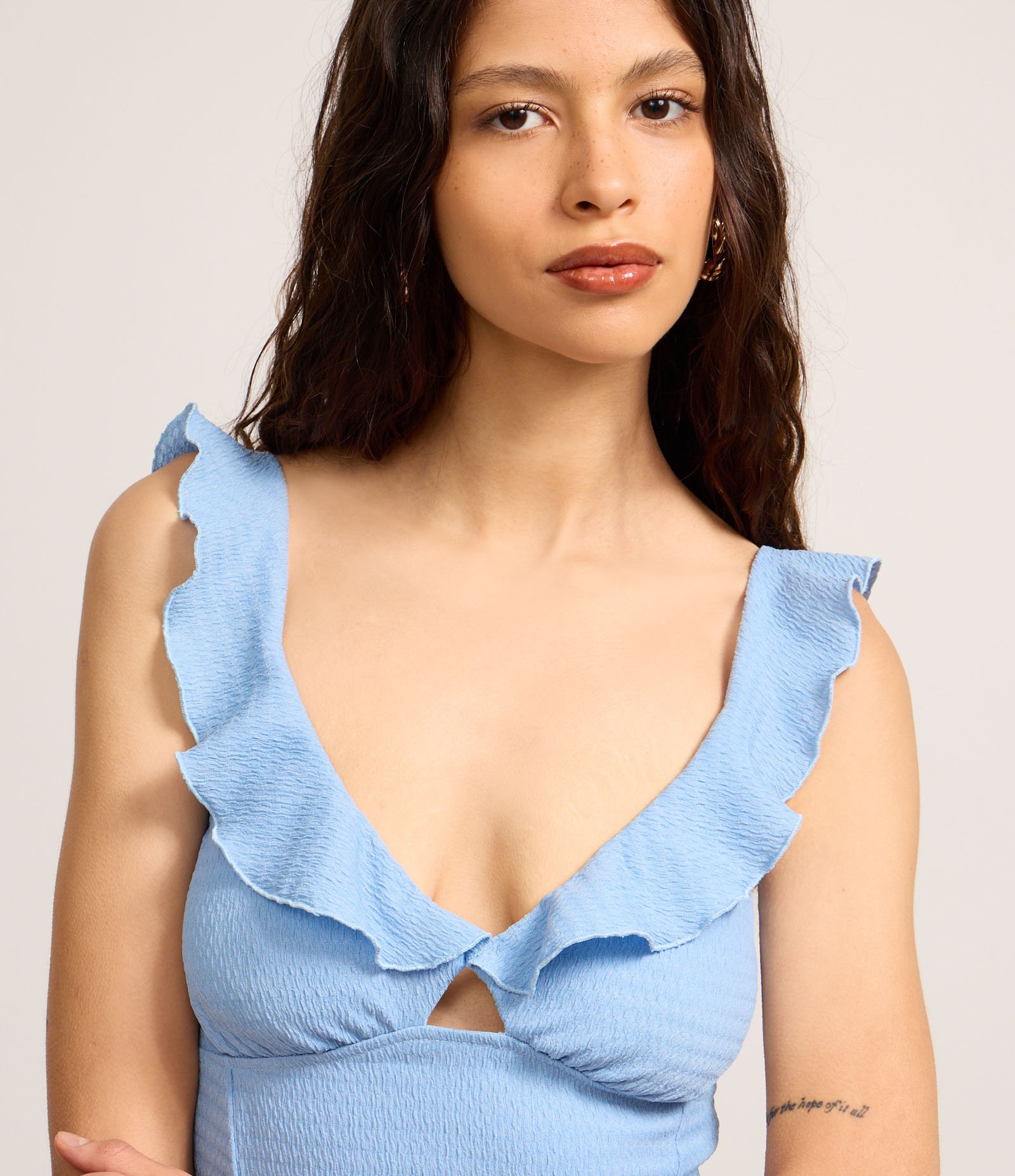 Vestido Evasê Curto Texturizado com Babado no Decote Azul 3