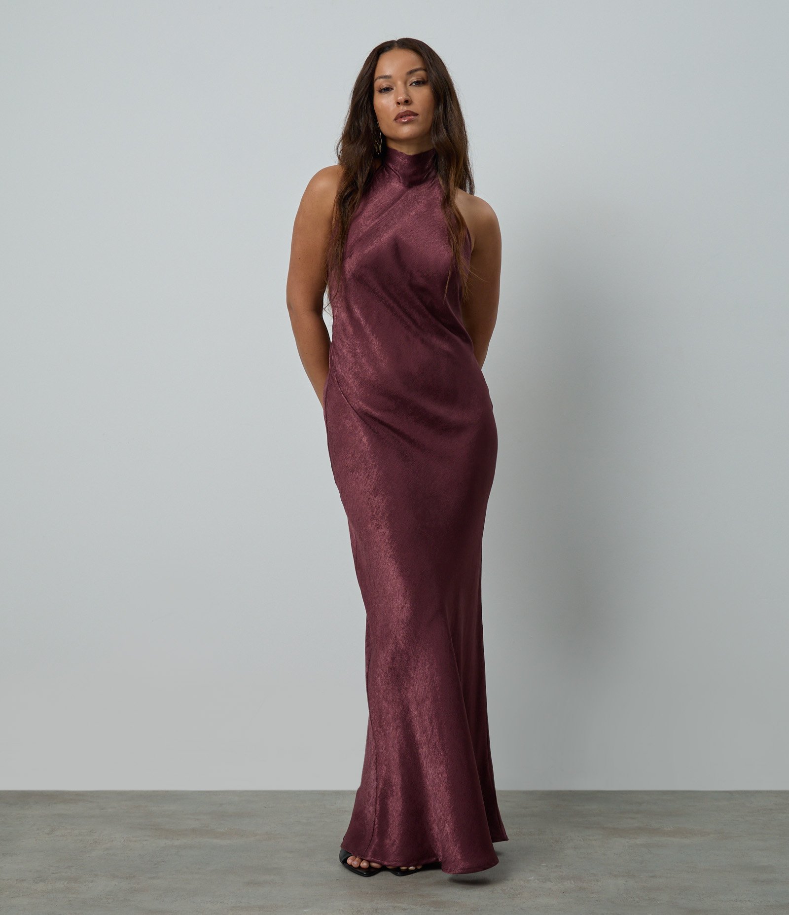 Vestido Midi em Cetim Frente Única com Amarração nas Costas Vinho 1