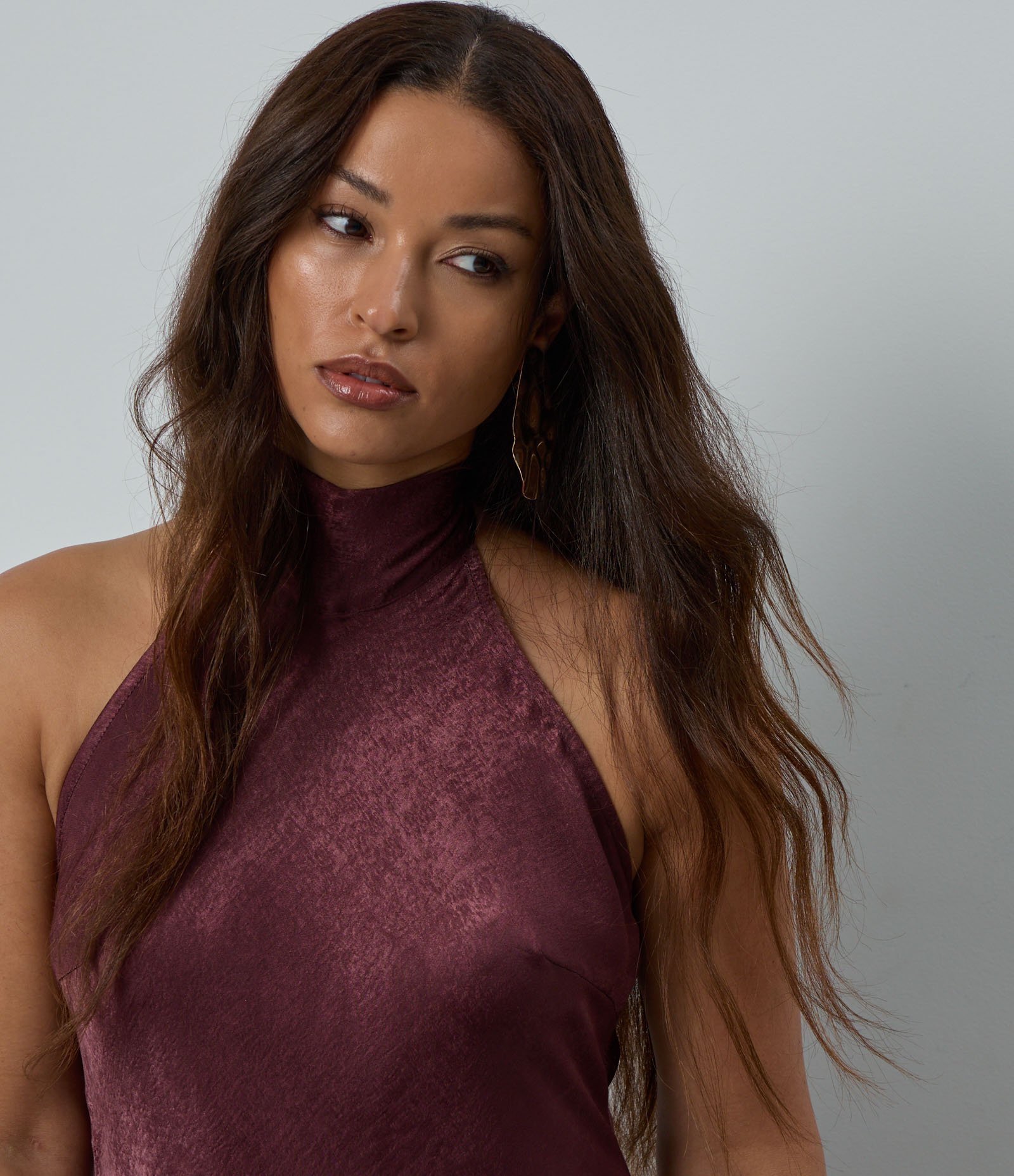 Vestido Midi em Cetim Frente Única com Amarração nas Costas Vinho 3